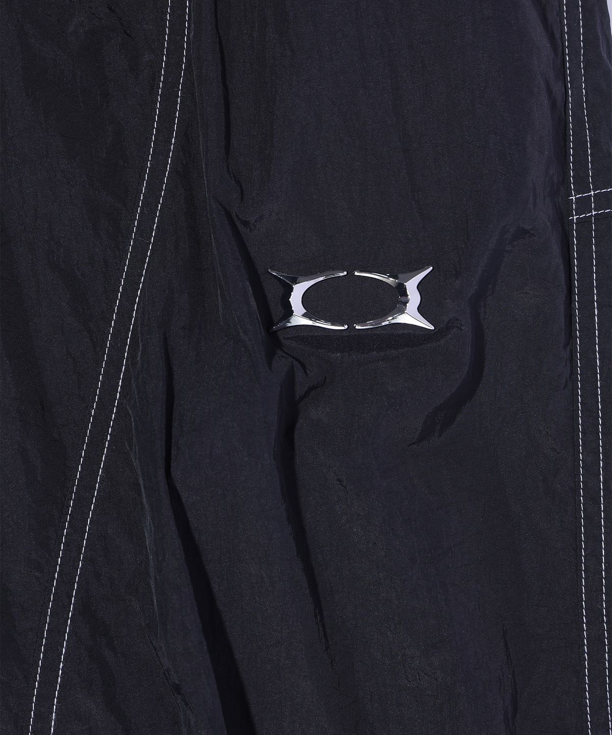 크리틱(CRITIC) METAL WORMHOLE LOGO PANTS BLACK