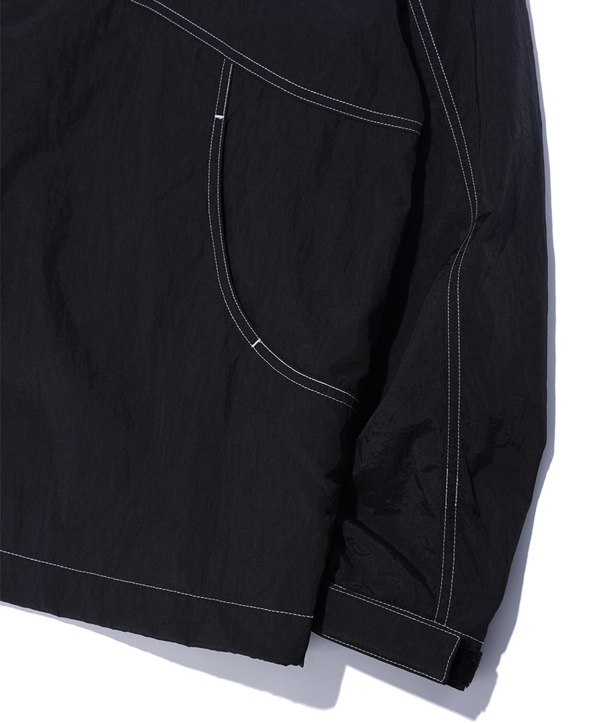 크리틱(CRITIC) METAL WORMHOLE LOGO JACKET BLACK