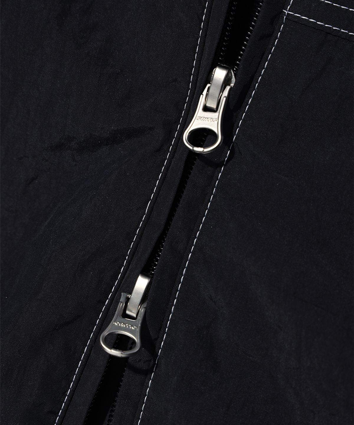 크리틱(CRITIC) METAL WORMHOLE LOGO JACKET BLACK