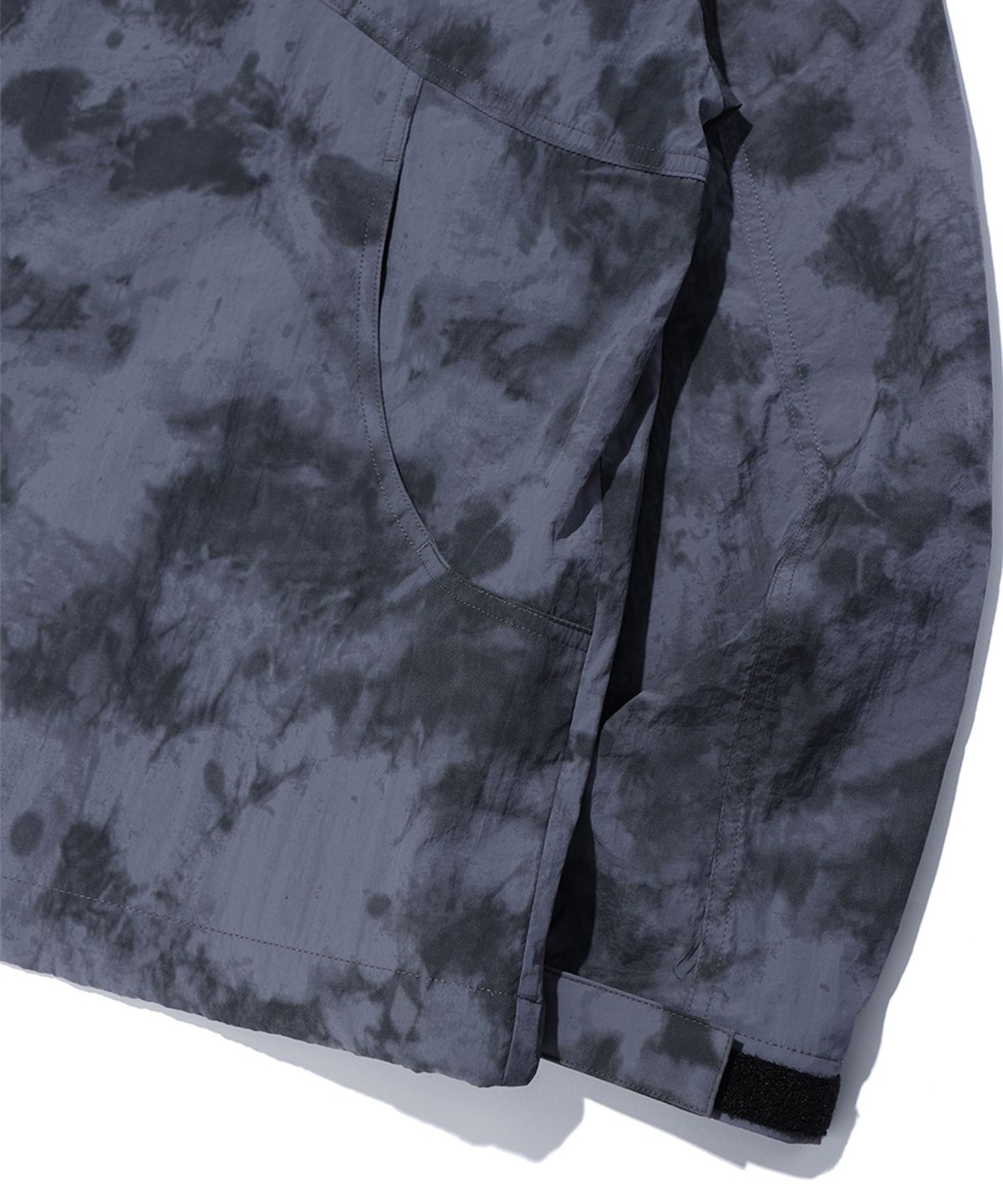 크리틱(CRITIC) METAL WORMHOLE LOGO JACKET CHARCOAL
