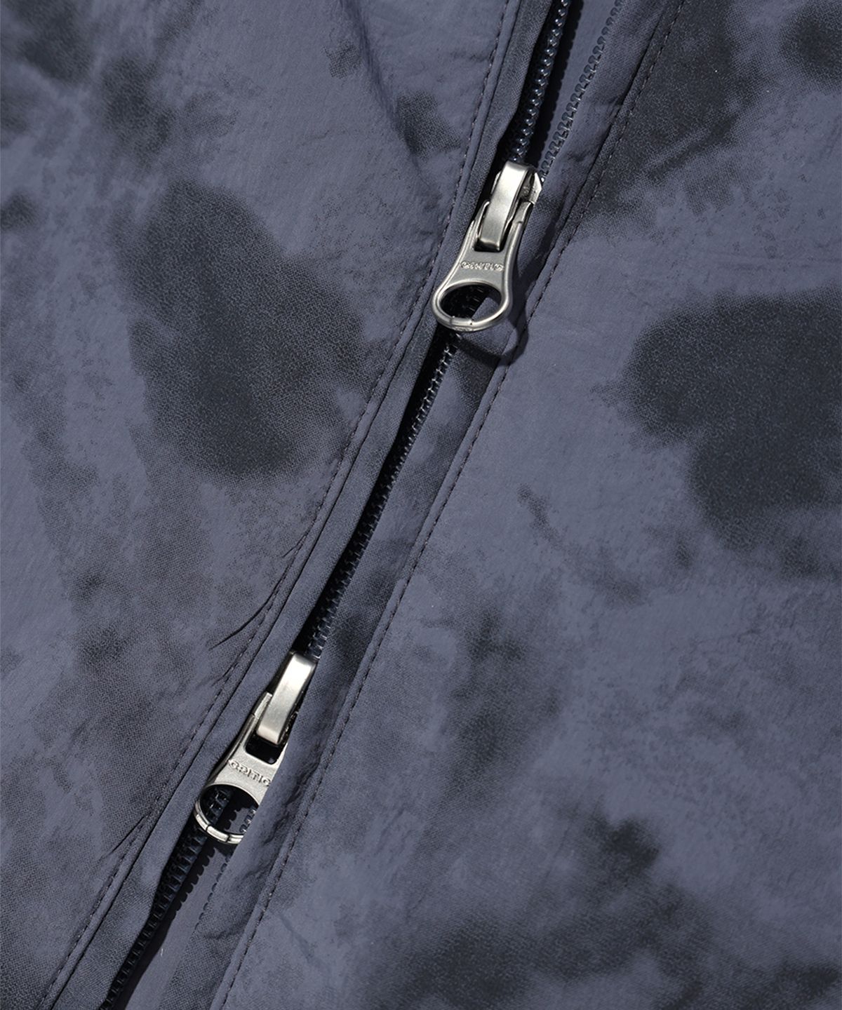 크리틱(CRITIC) METAL WORMHOLE LOGO JACKET CHARCOAL
