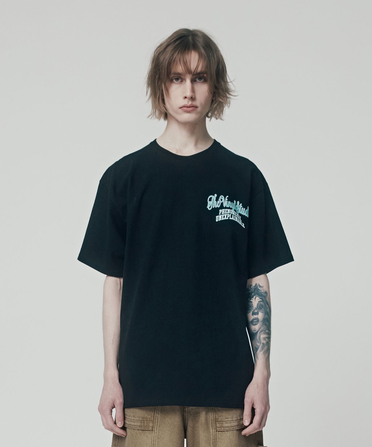 더바이닐하우스(THEVINYLHOUSE) ARC LOGO TEE BLACK (VH2ESMT503A)