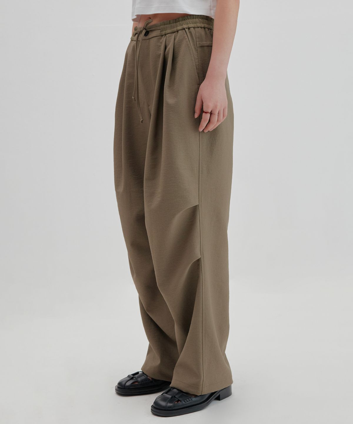 넌블랭크(NONBLANK) 루즈 스트레이트 핏 스트링 팬츠_BEIGE