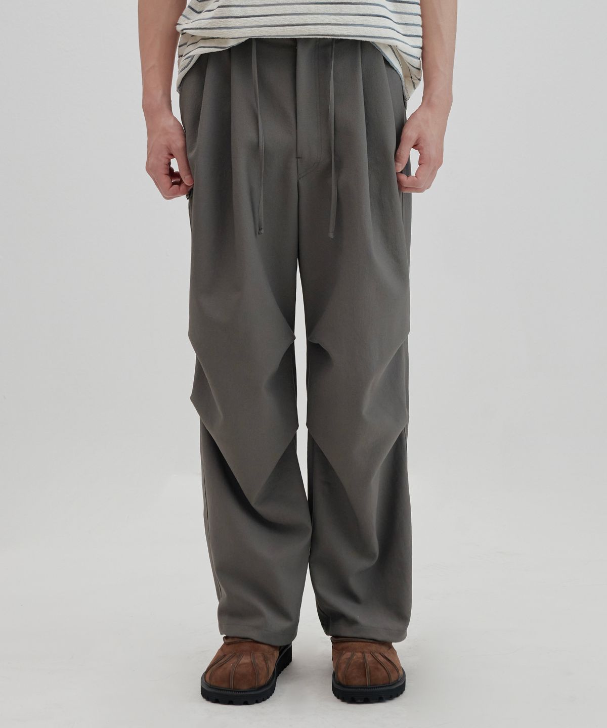 넌블랭크(NONBLANK) 루즈 스트레이트 핏 스트링 팬츠_KHAKI
