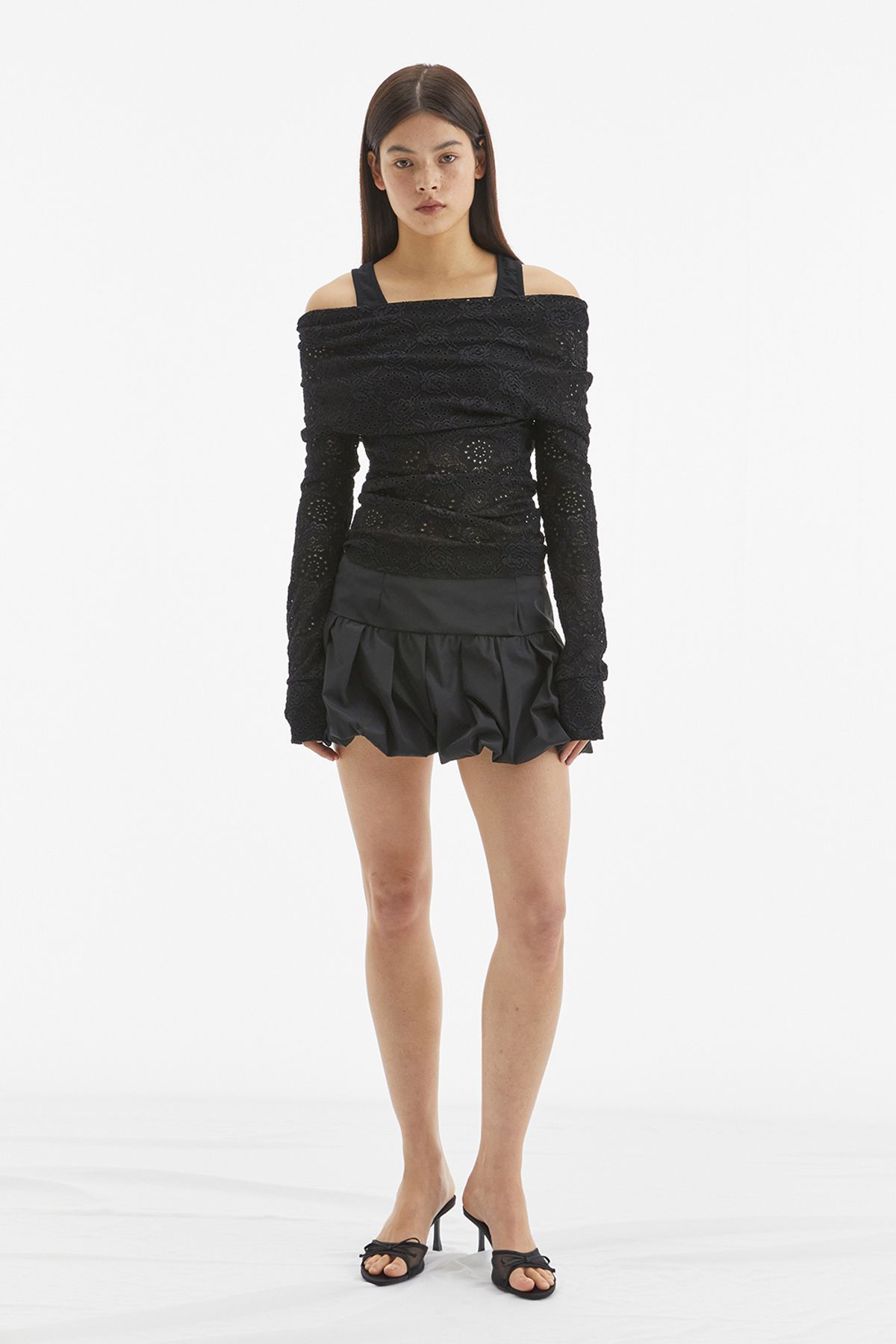 모어댄파라다이스(MORE THAN PARADISE) LACE OFF-SHOULDER LAYER TOP / BLACK