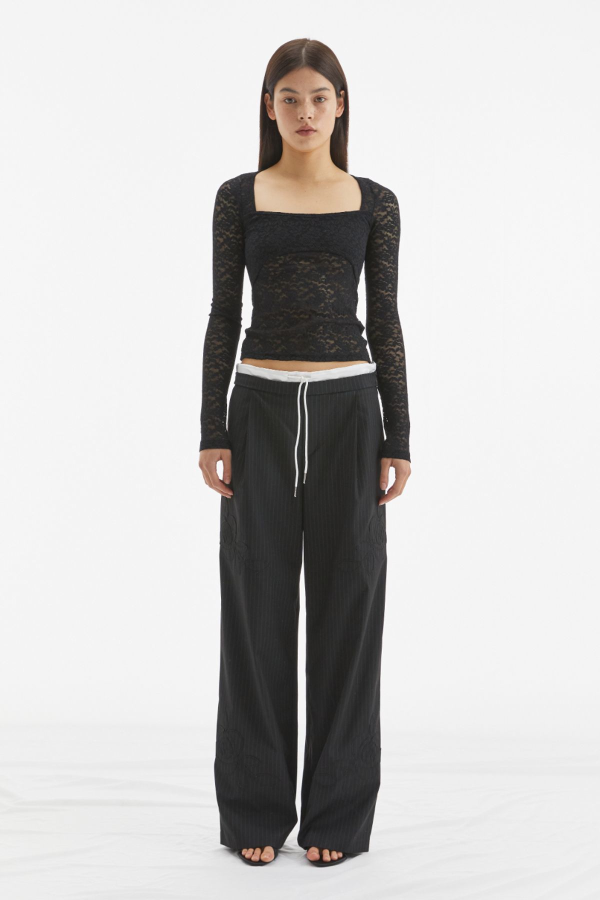 모어댄파라다이스(MORE THAN PARADISE) LACE SQUARE TOP / BLACK