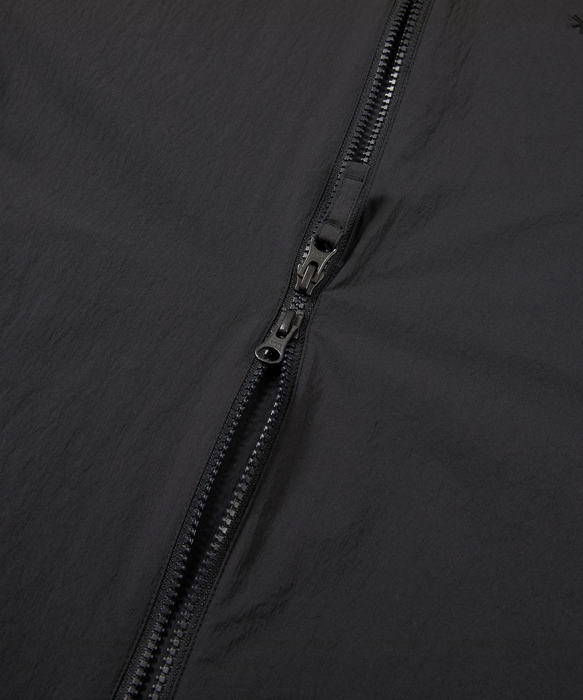 스노우피크 어패럴(SNOWPEAK APPAREL) 루트 유틸리티 포켓 바람막이 Dark Charcoal (S24MURWB67)