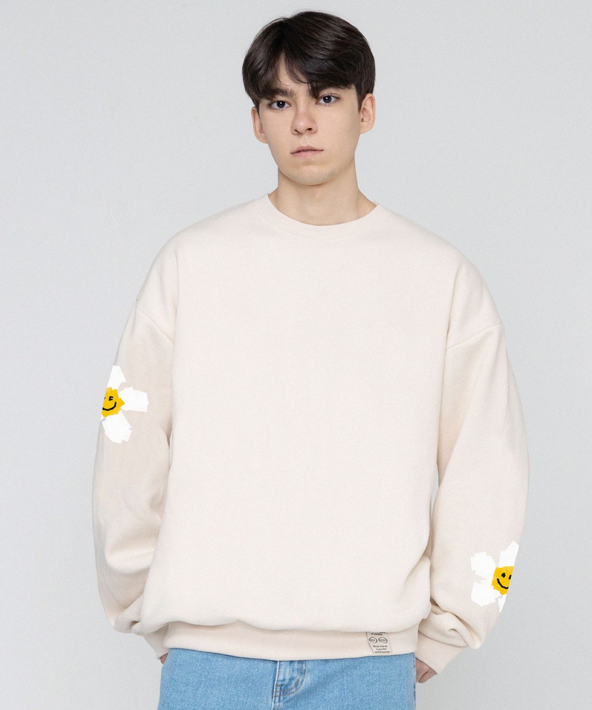 그레이버(GRAVER) [UNISEX]멀티 테잎 플라워 스마일 드로잉 맨투맨_크림