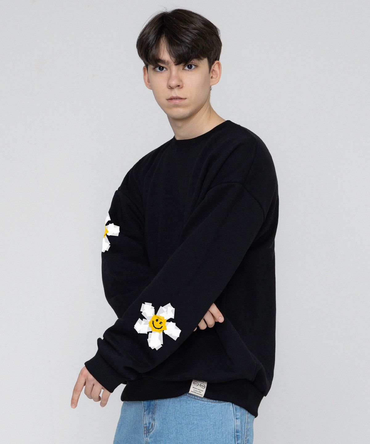 그레이버(GRAVER) [UNISEX]멀티 테잎 플라워 스마일 드로잉 맨투맨_블랙