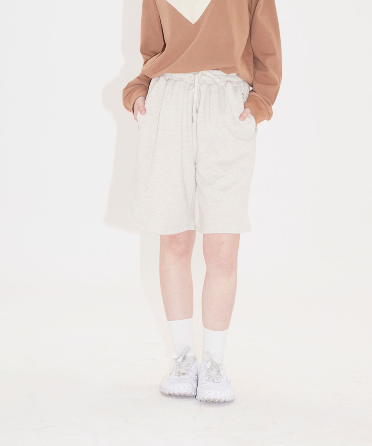모스(MOTH) 핀턱 쭈리 버뮤다 팬츠_아이보리