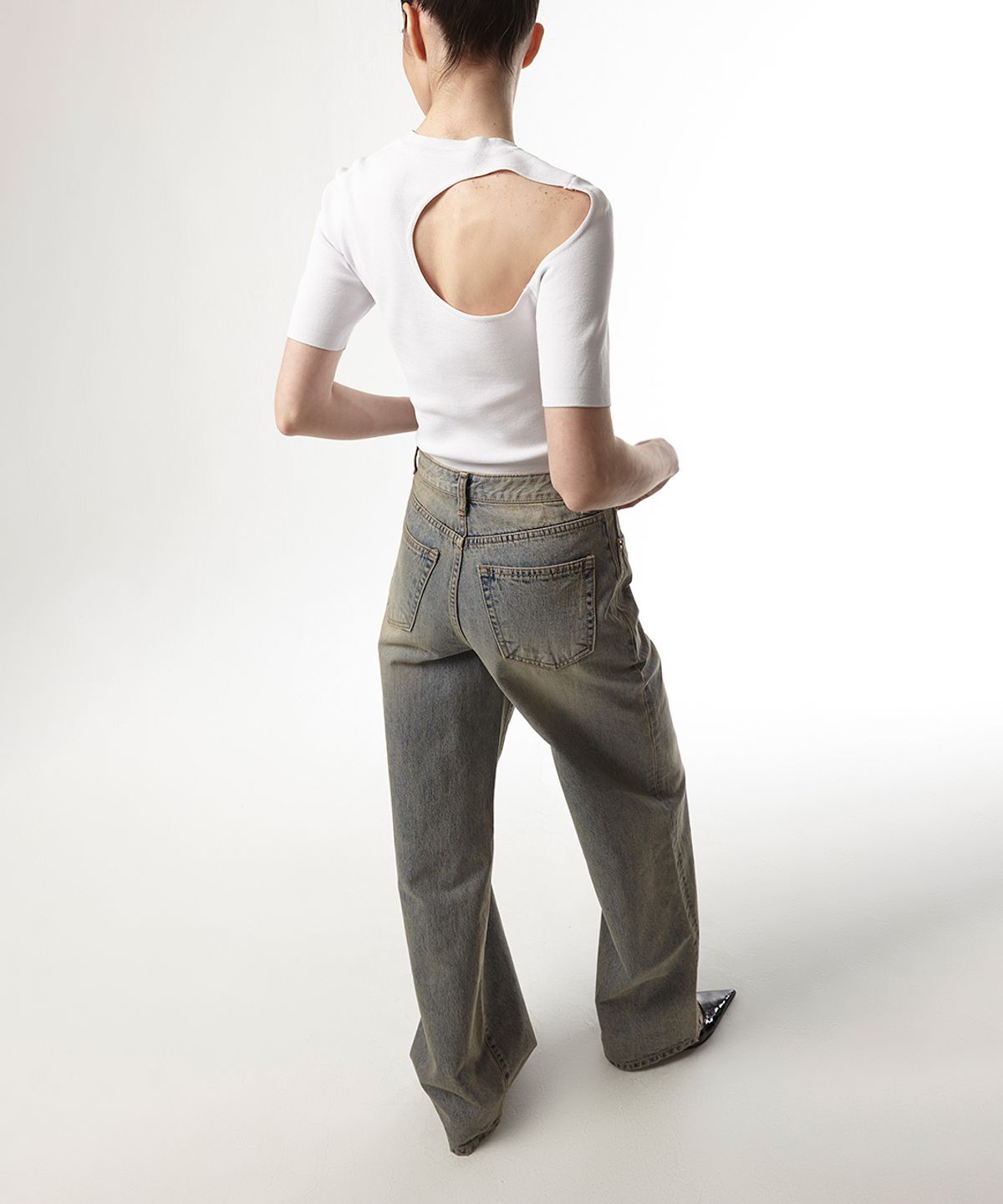 이안조(EAN JO) SIGNATURE BACK CUT-OUT KNIT (WHITE)
