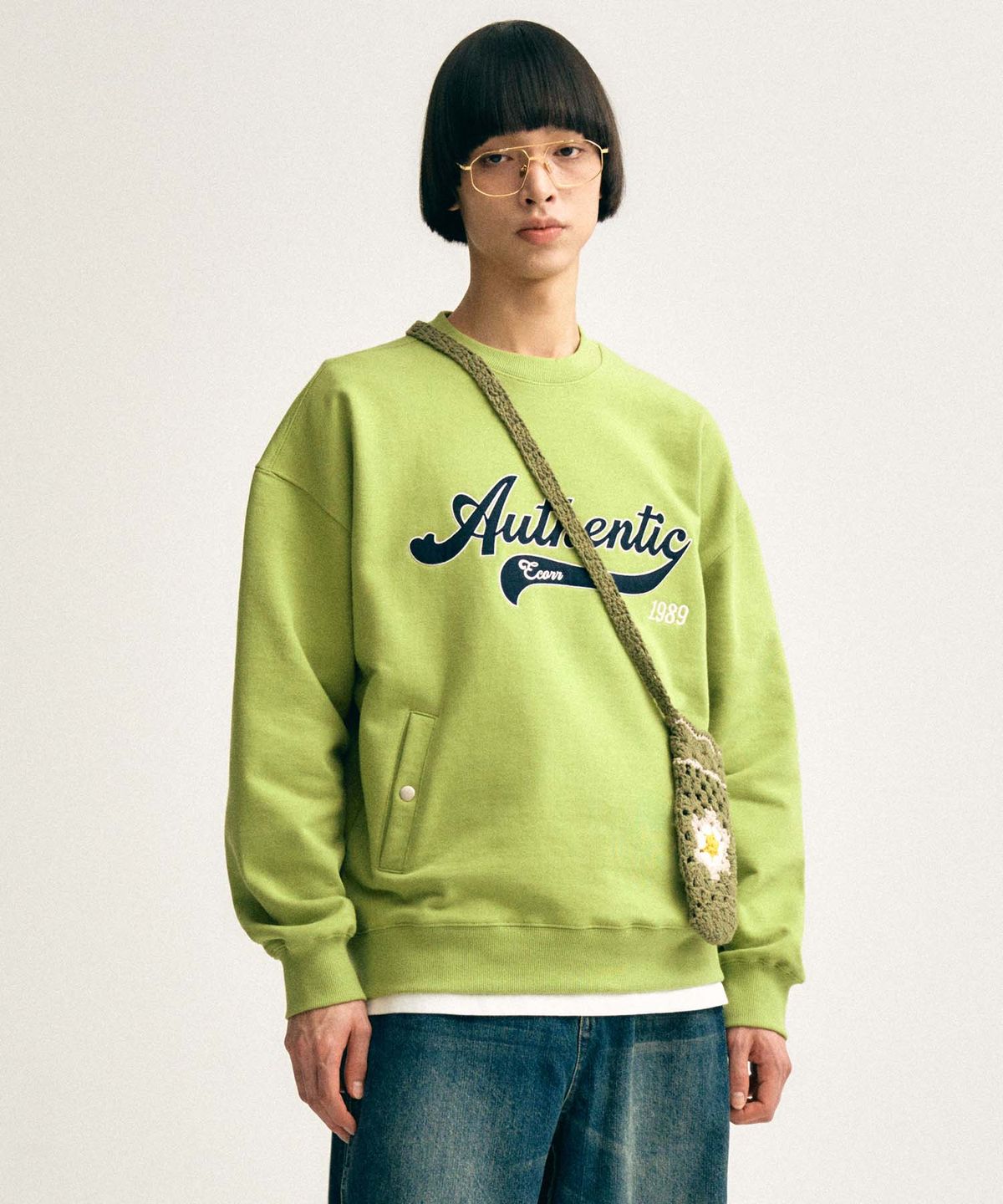 이코르(ECORR) 어센틱 아플리케 자수 스웨트셔츠_라이트그린