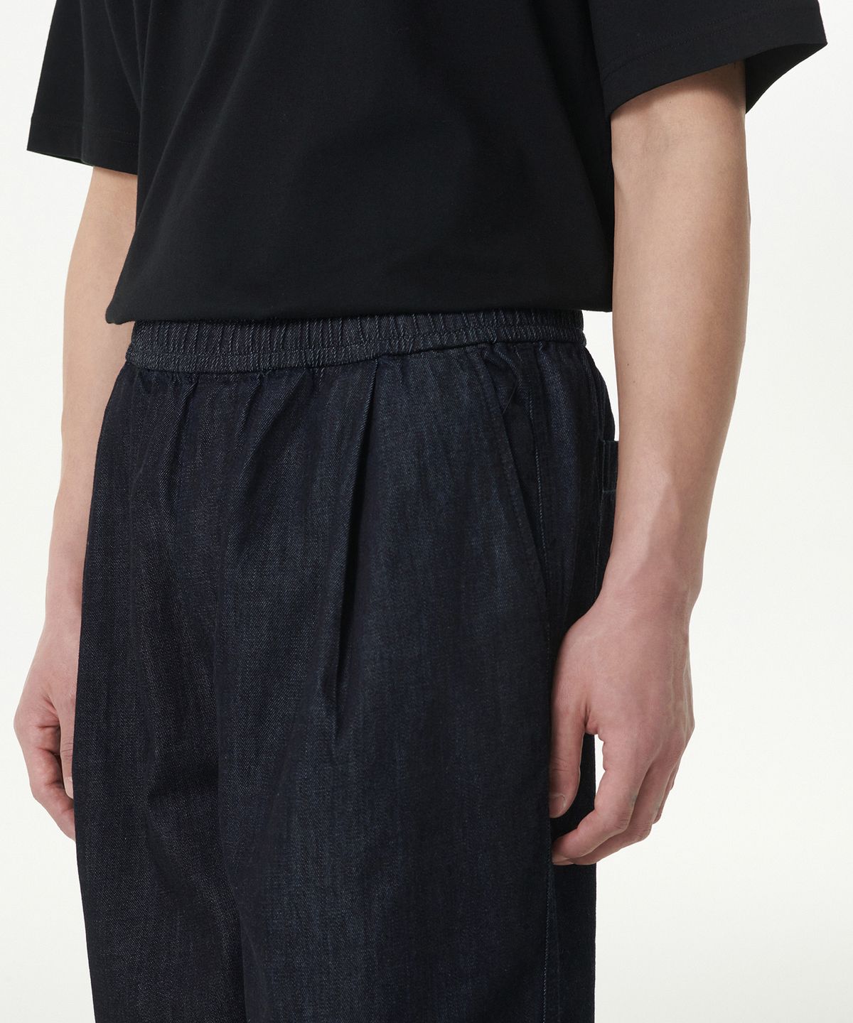 무신사 스탠다드(MUSINSA STANDARD) 라이트웨이트 원 턱 와이드 밴딩 데님 팬츠 [딥 인디고]