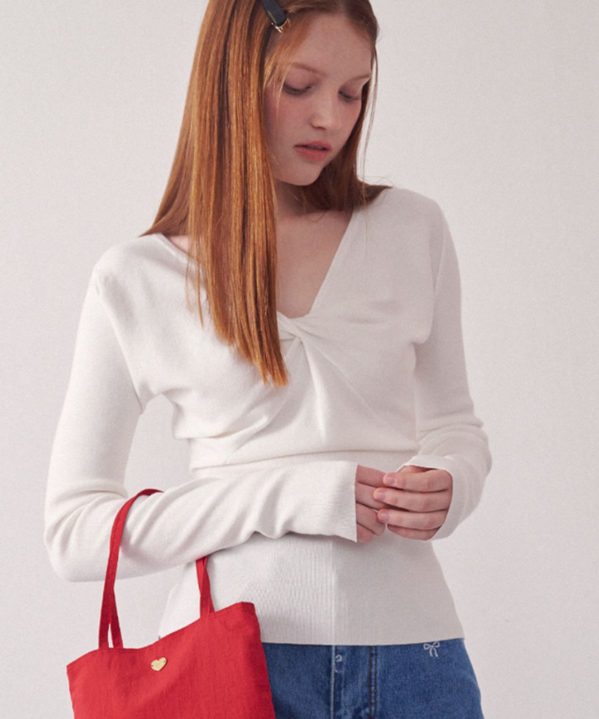 론론(RONRON) KNOT RIBBON V NECK KNIT IVORY