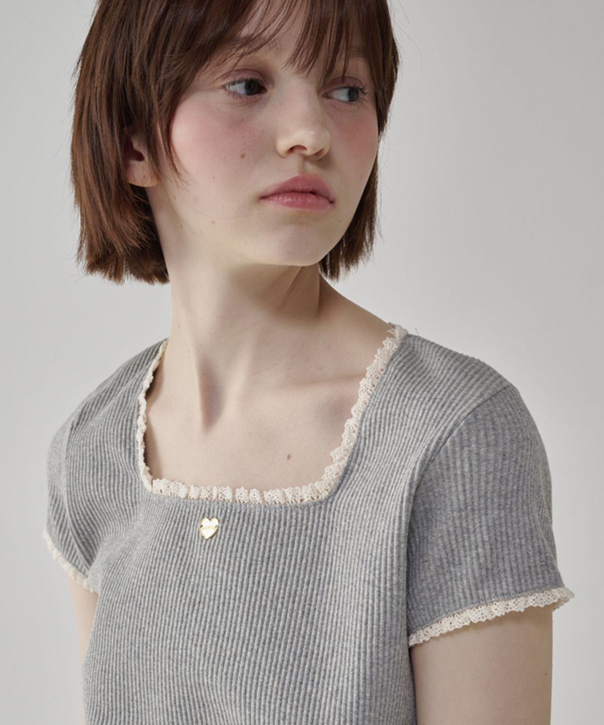 론론(RONRON) LACE SQUARE HEART NECK SHORT SLEEVE GREY