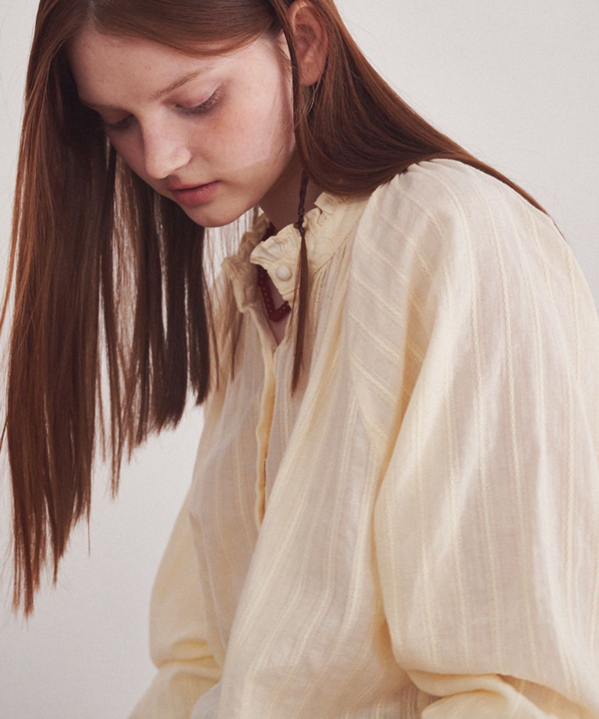 론론(RONRON) FRILL SHIRRING CUFFS BLOUSE CREAM