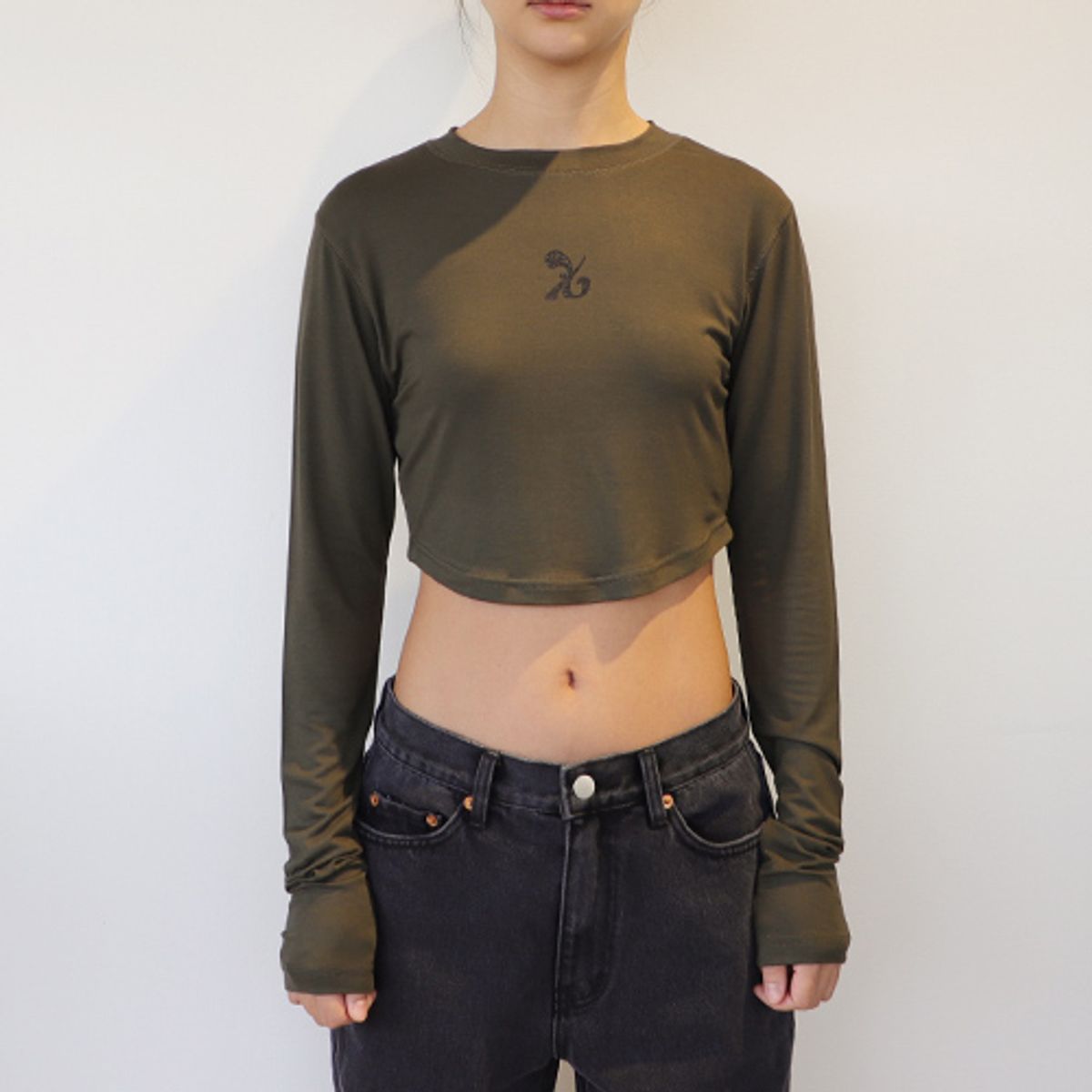 크루치(KRUCHI) SYMBOL Crop long-sleeved T-Shirt (OLIVE) WOMENS