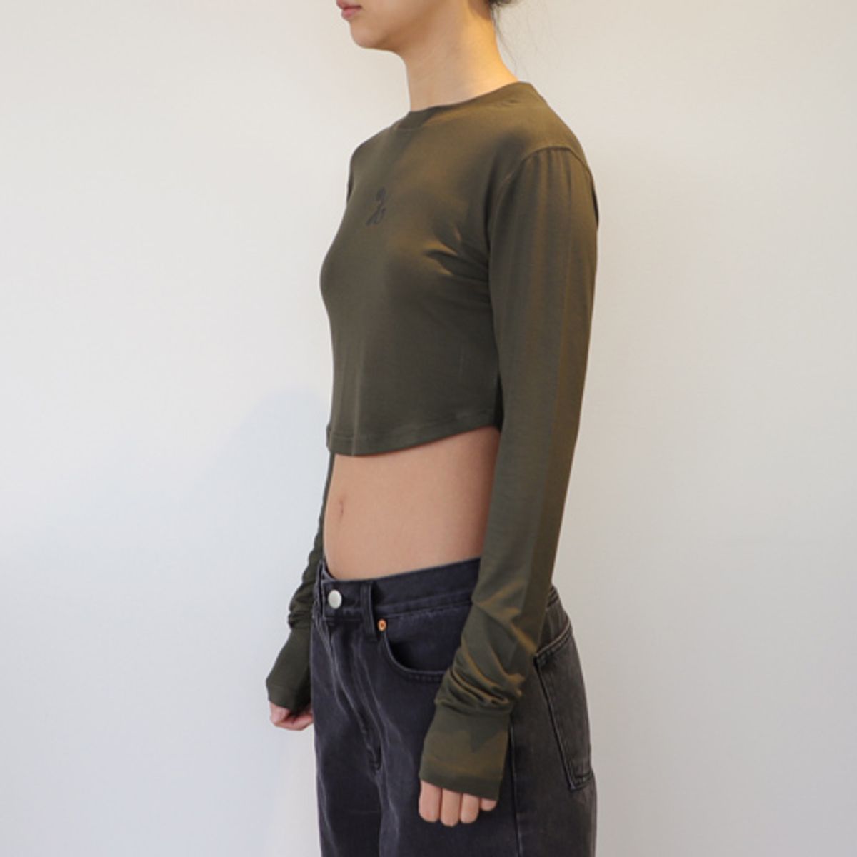 크루치(KRUCHI) SYMBOL Crop long-sleeved T-Shirt (OLIVE) WOMENS