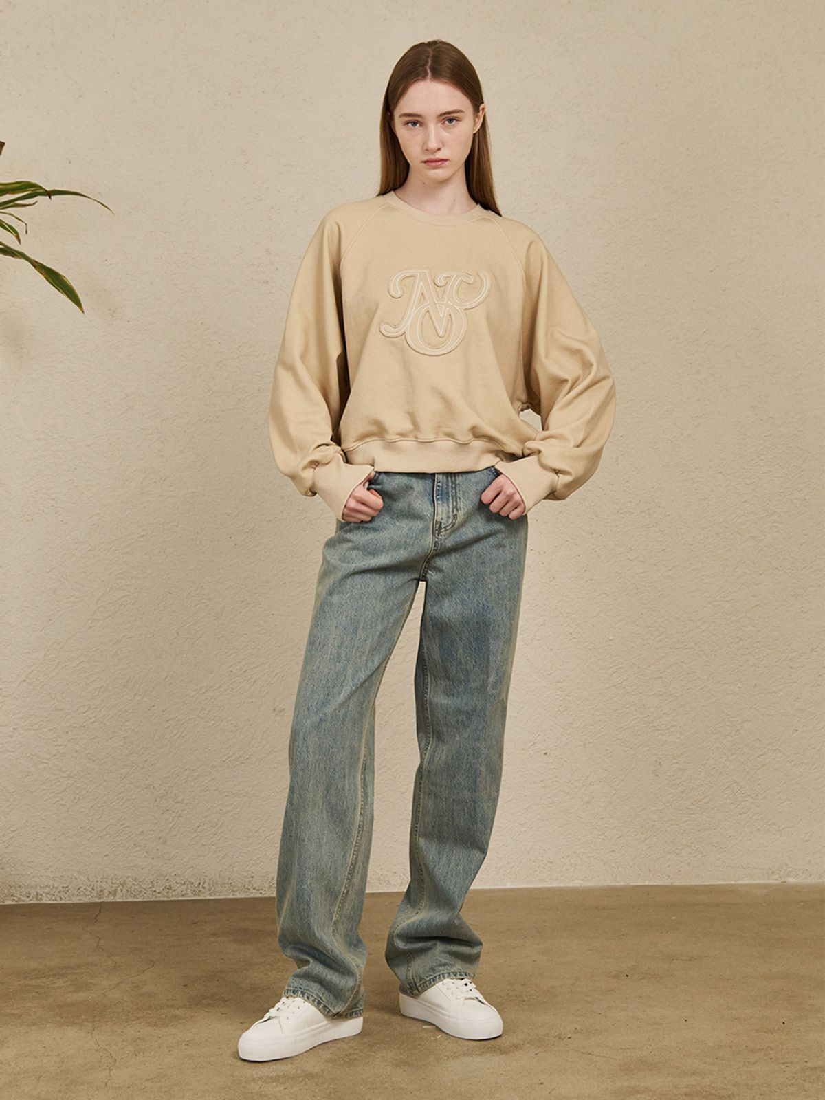 누브(NOUVE) Pigment Patch Sweatshirt - Light Beige