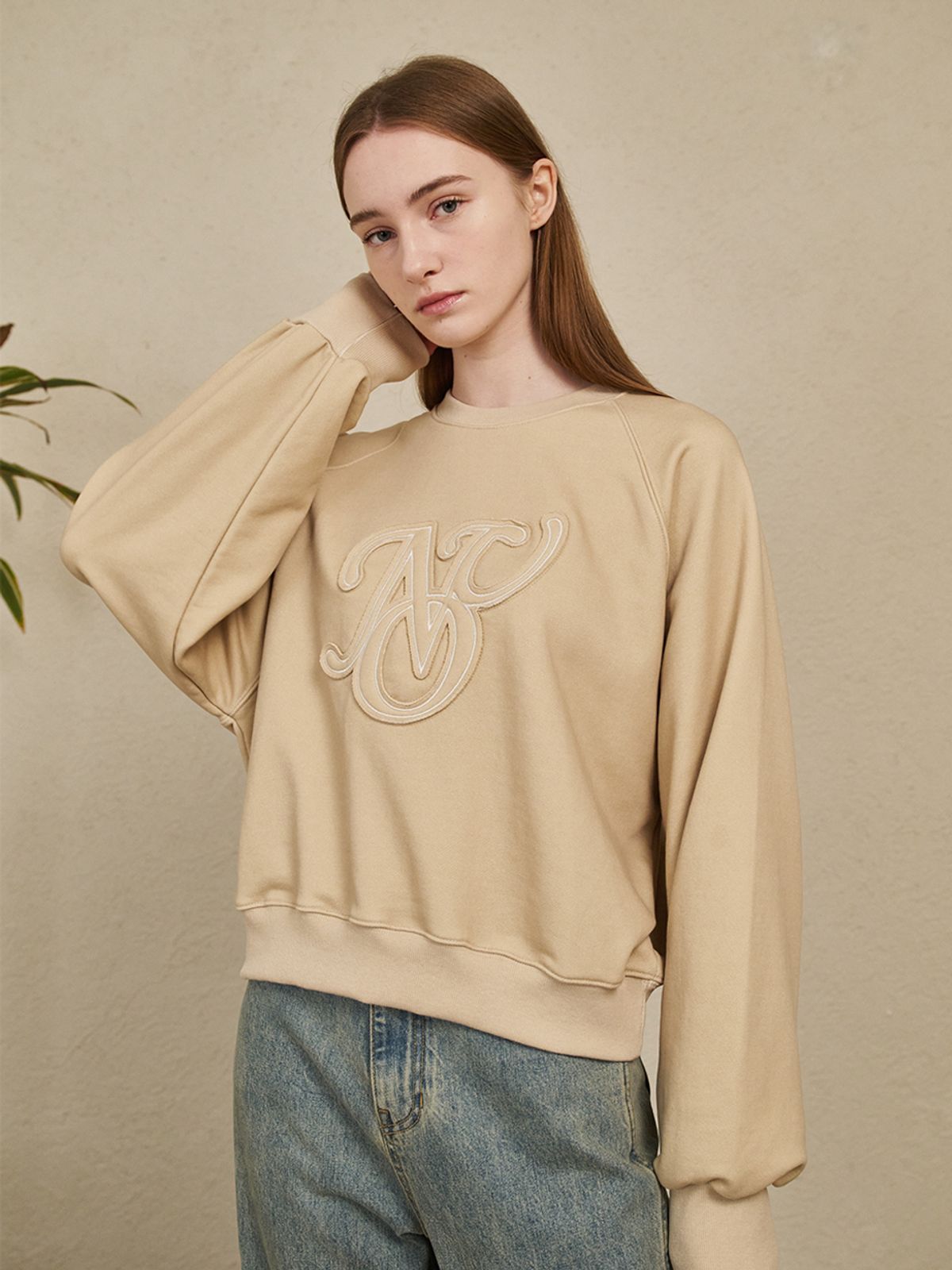 누브(NOUVE) Pigment Patch Sweatshirt - Light Beige