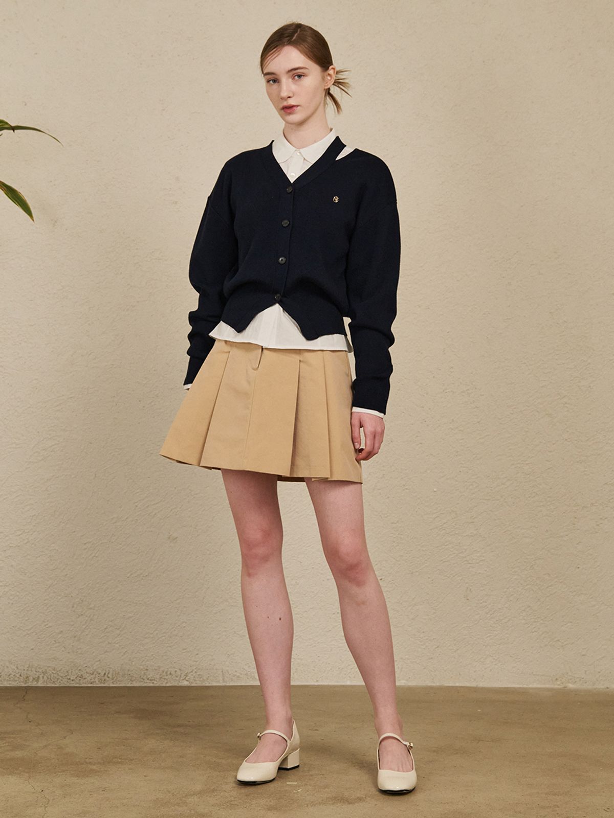 누브(NOUVE) V-Neck Cut Out Cardigan - Navy