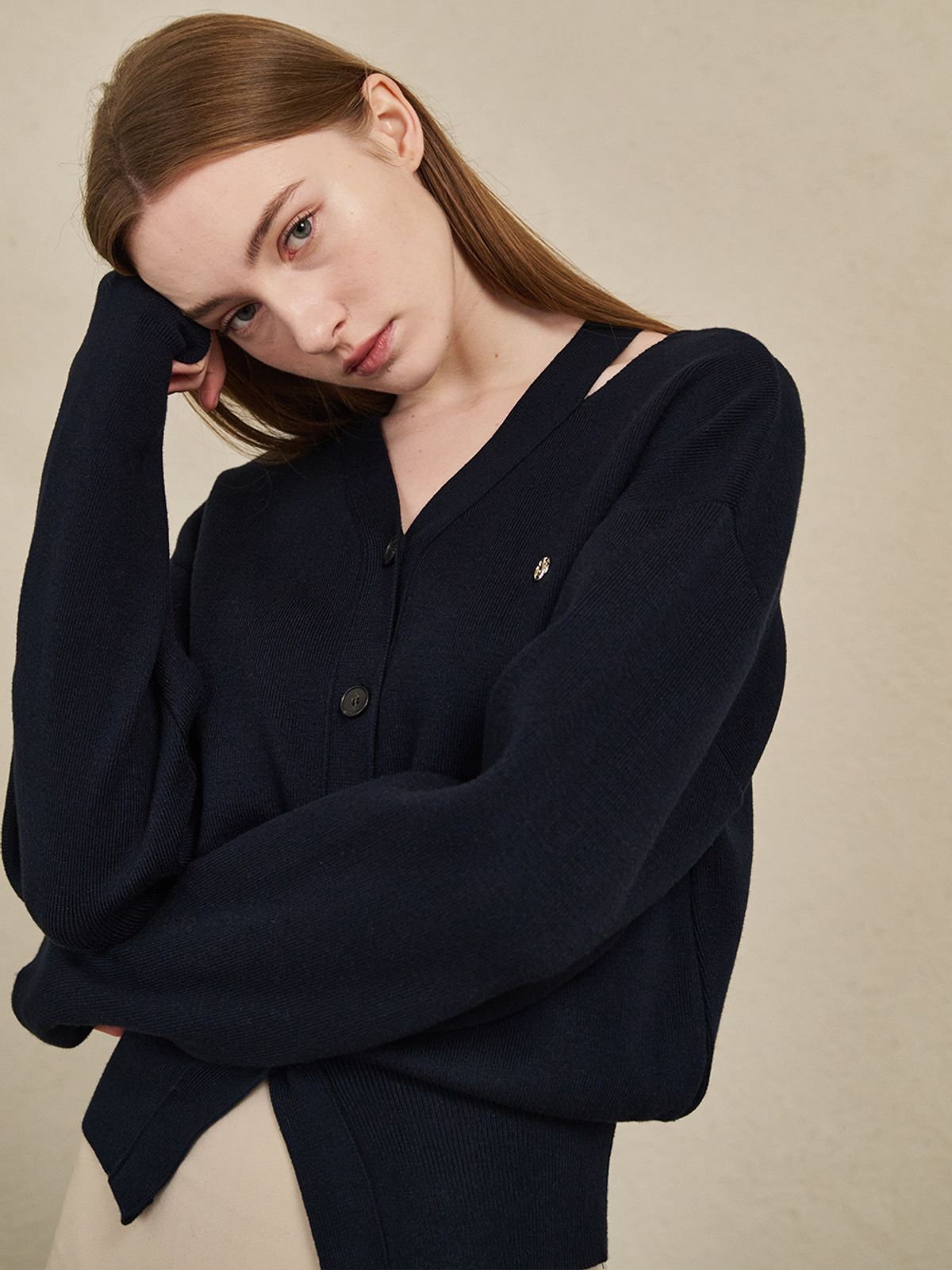 누브(NOUVE) V-Neck Cut Out Cardigan - Navy