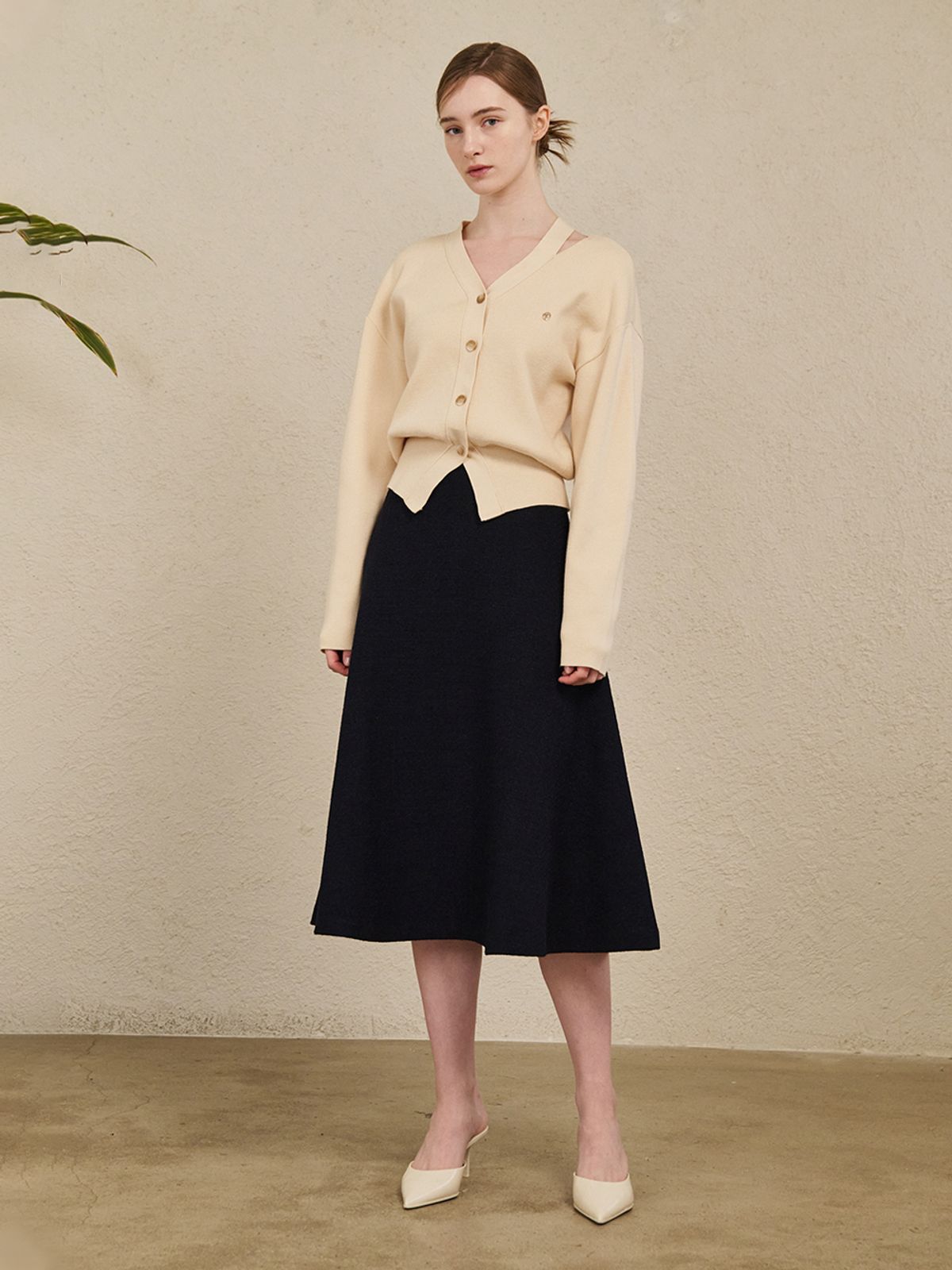 누브(NOUVE) V-Neck Cut Out Cardigan - Beige