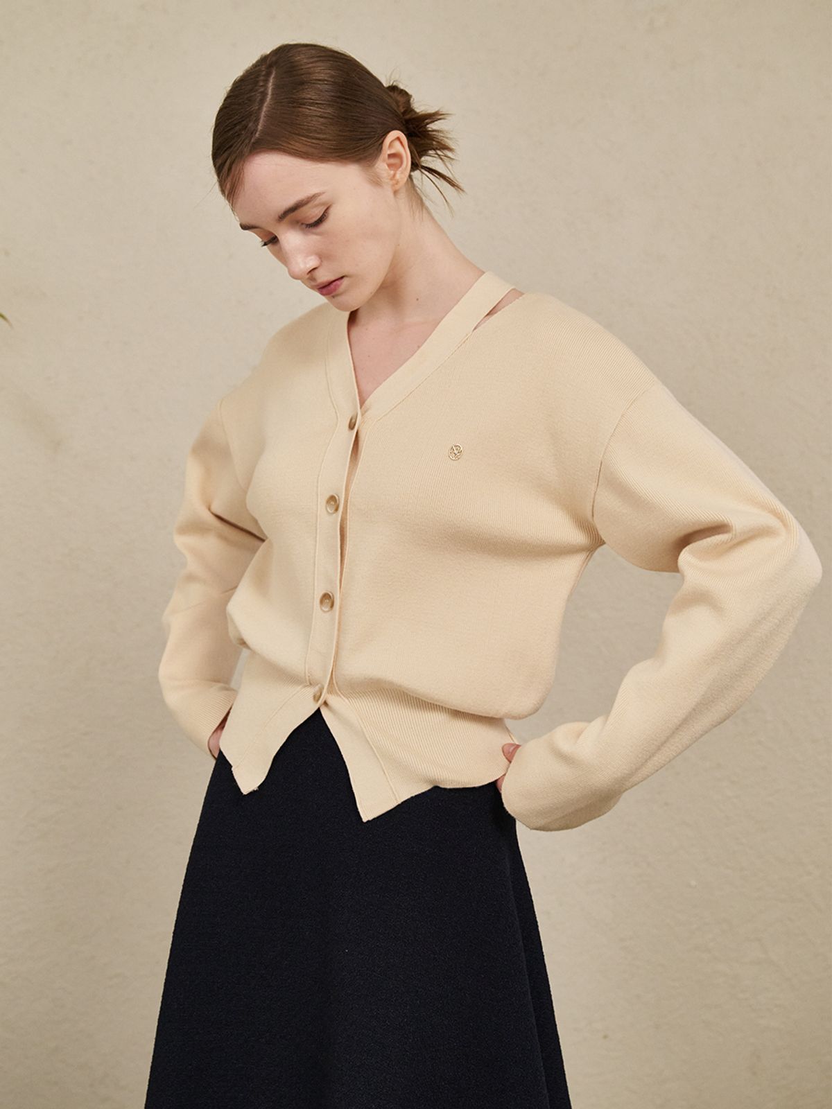 누브(NOUVE) V-Neck Cut Out Cardigan - Beige
