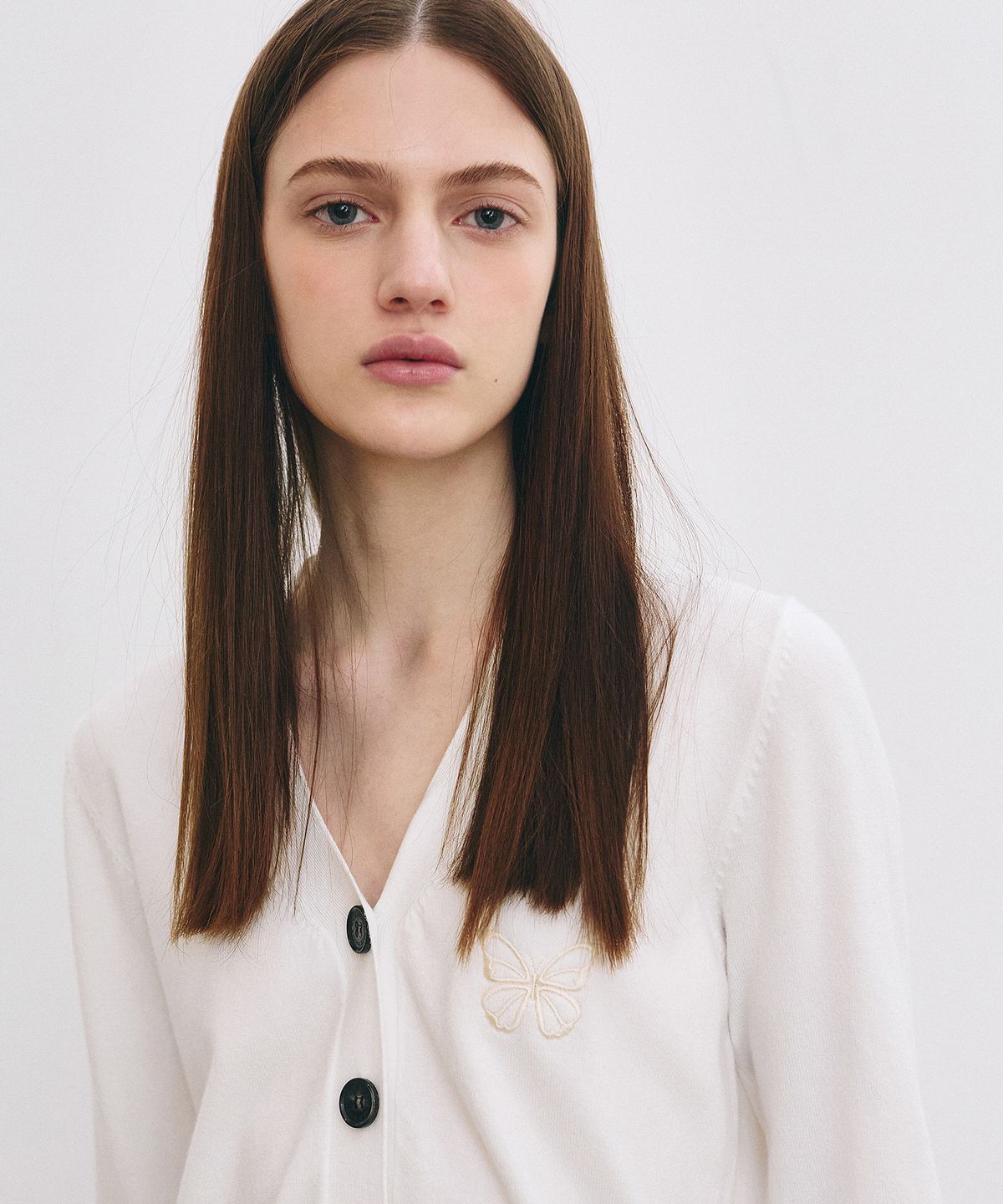 닉앤니콜(NICK&NICOLE) MINIMAL V NECK BUTTERFLY CARDIGAN_IVORY