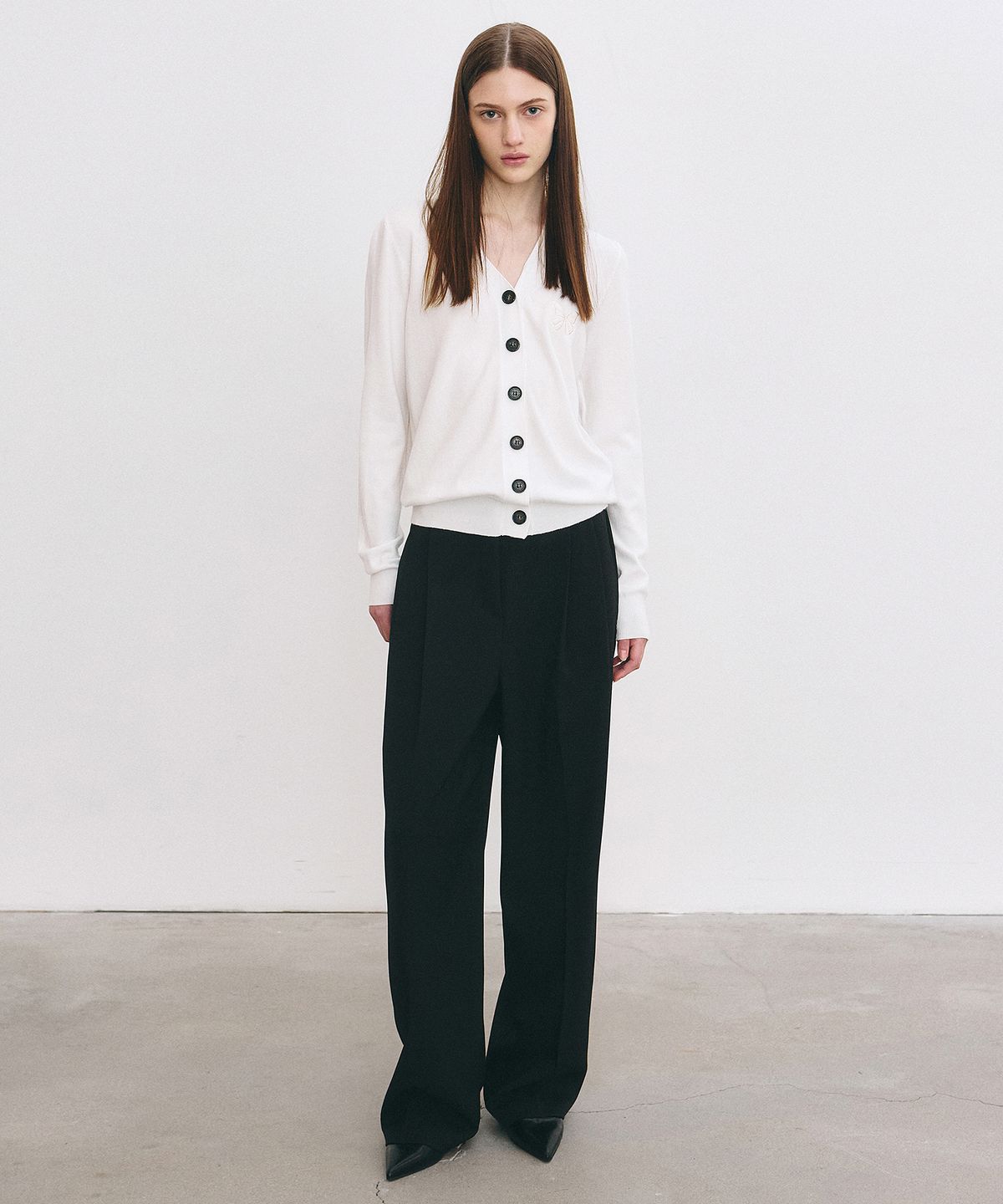 닉앤니콜(NICK&NICOLE) MINIMAL V NECK BUTTERFLY CARDIGAN_IVORY