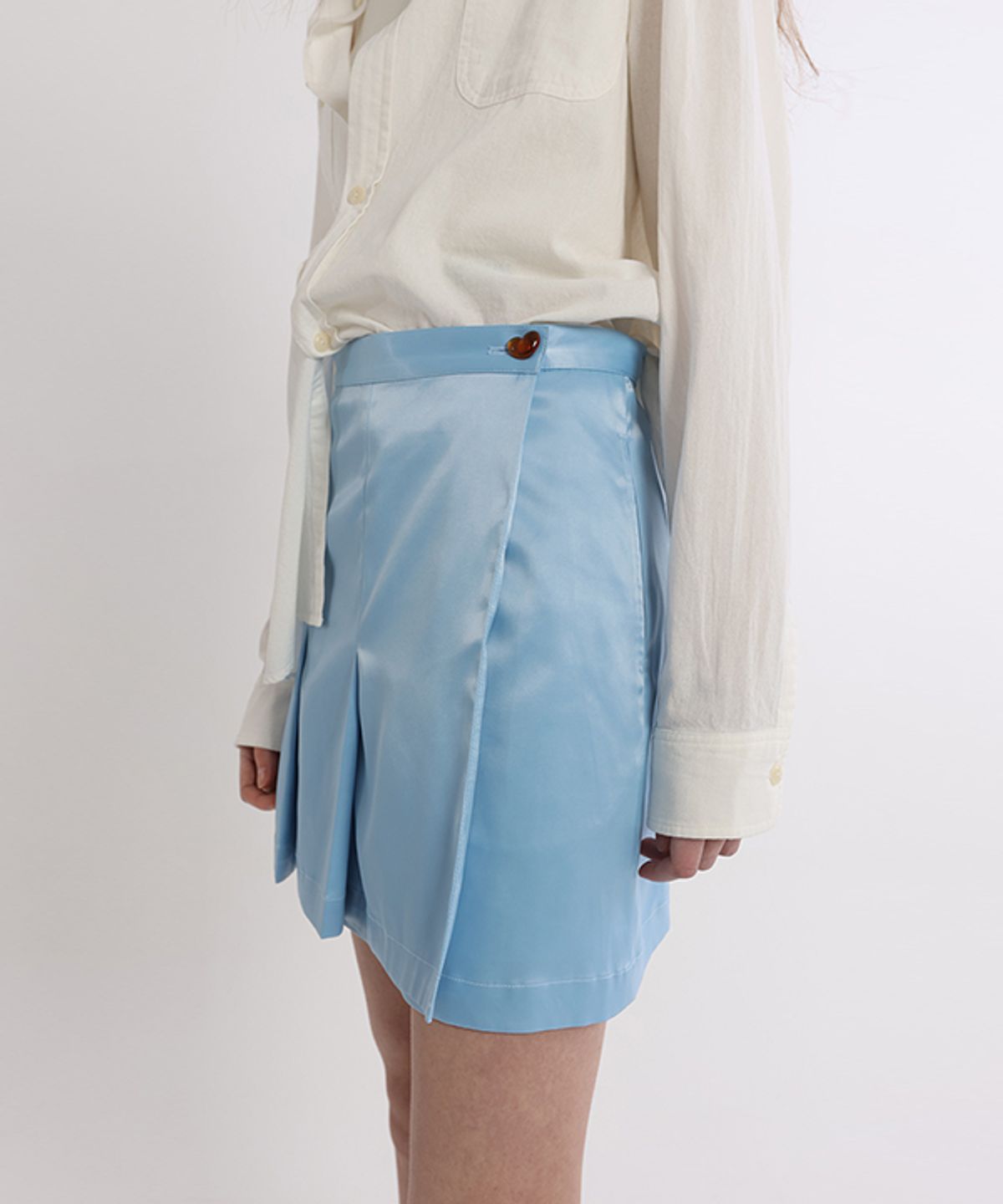 그린버터(GREENBUTTER) Silky Heart Button Skirt (Light Blue)