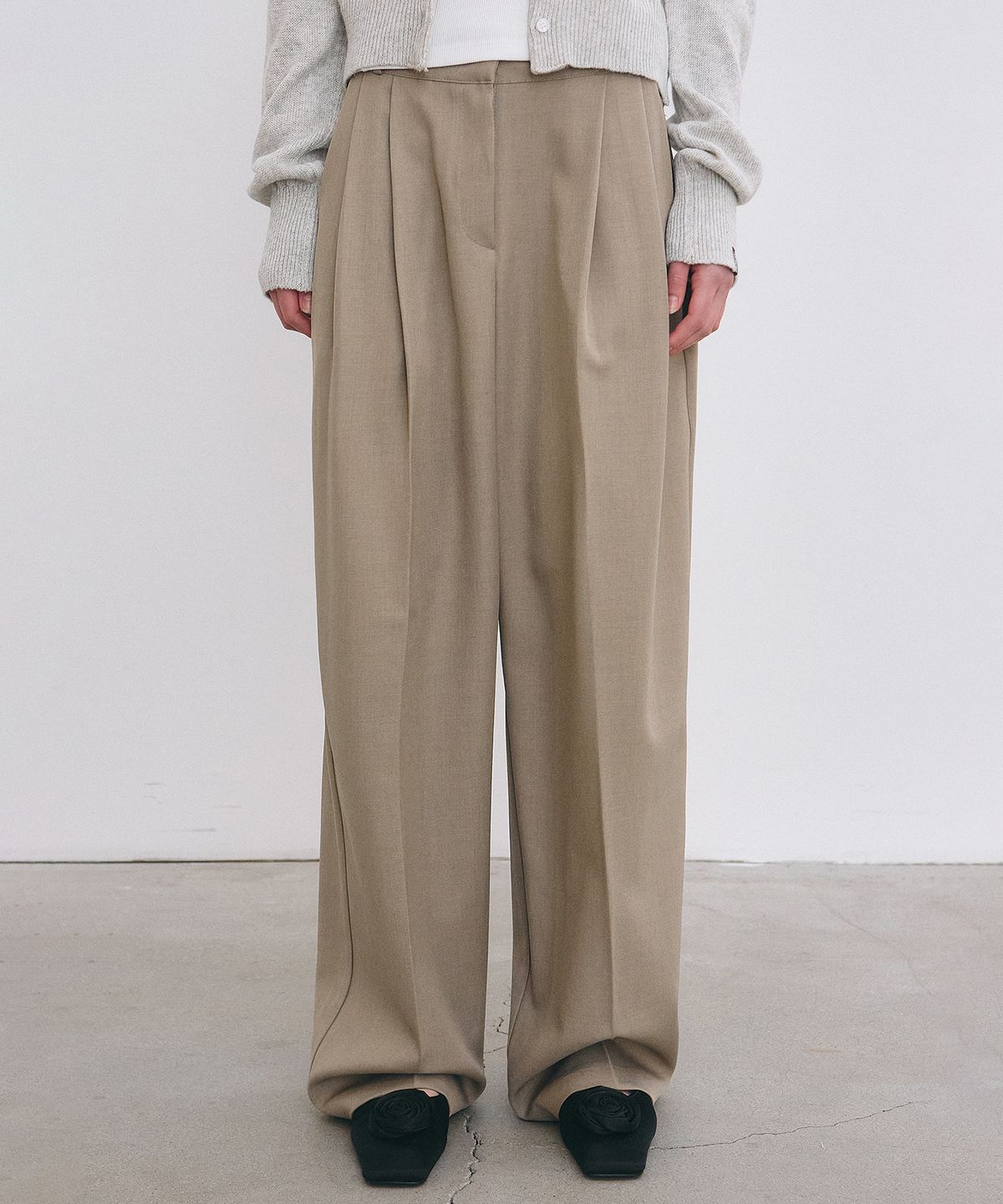 닉앤니콜(NICK&NICOLE) MINIMAL CLASSIC LOOSE FIT SLACKS_BEIGE