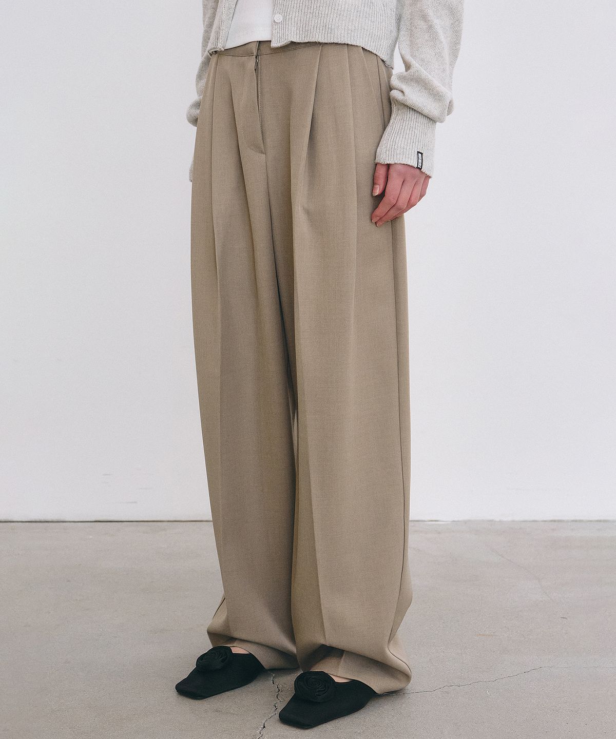 닉앤니콜(NICK&NICOLE) MINIMAL CLASSIC LOOSE FIT SLACKS_BEIGE