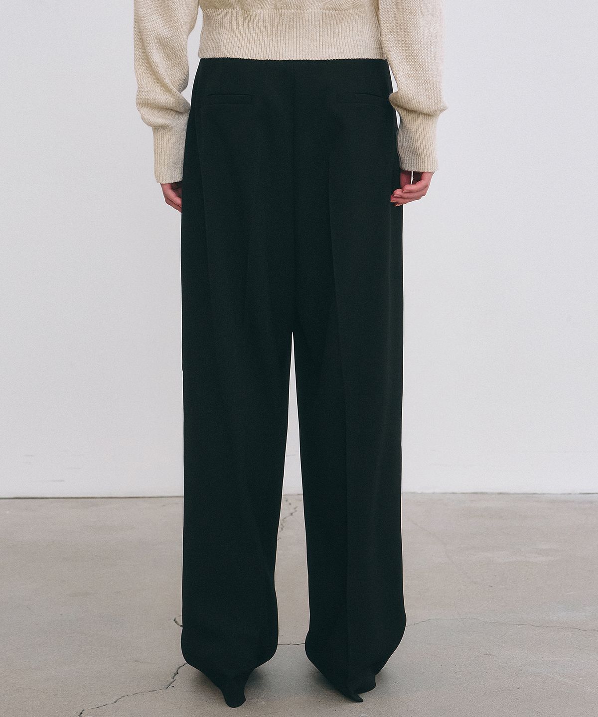 닉앤니콜(NICK&NICOLE) MINIMAL CLASSIC LOOSE FIT SLACKS_BLACK