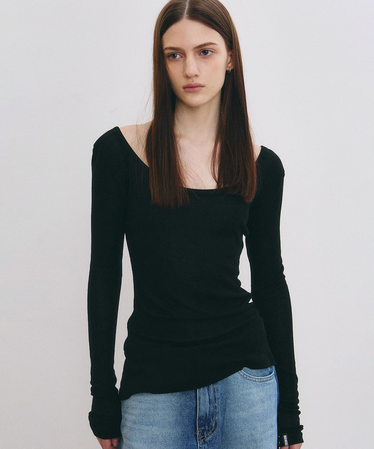 닉앤니콜(NICK&NICOLE) NICOLE MINIMAL LABEL SCOOP LS TOP_BLACK