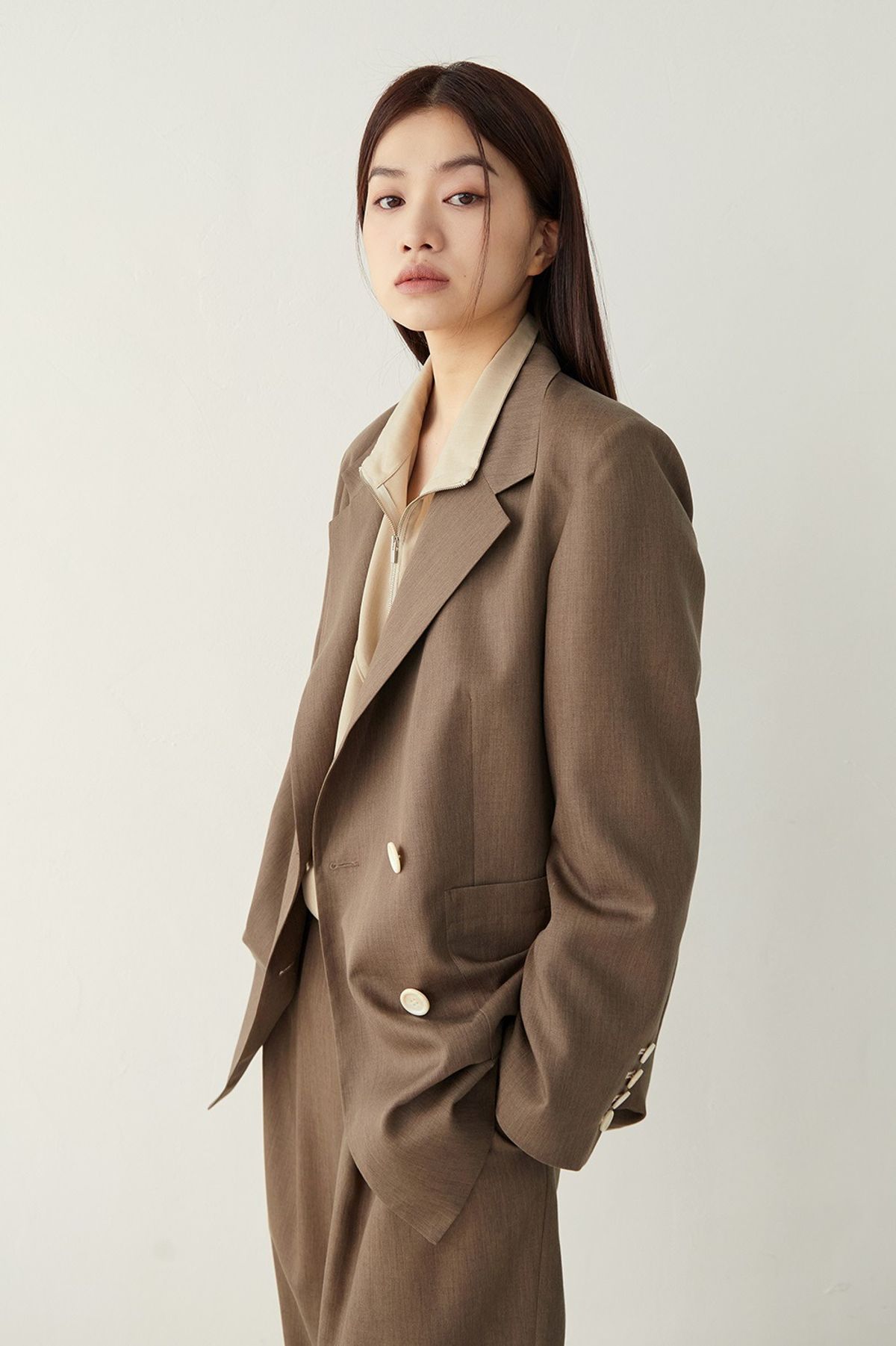 그루(GRU) 썸머 울 테일러드 자켓_카키브라운