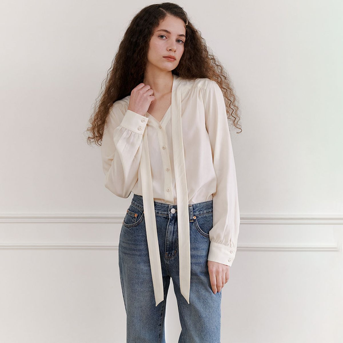 하우스 오브 폰드(HOUSE OF POND) Tied v neck blouse (Ivory)
