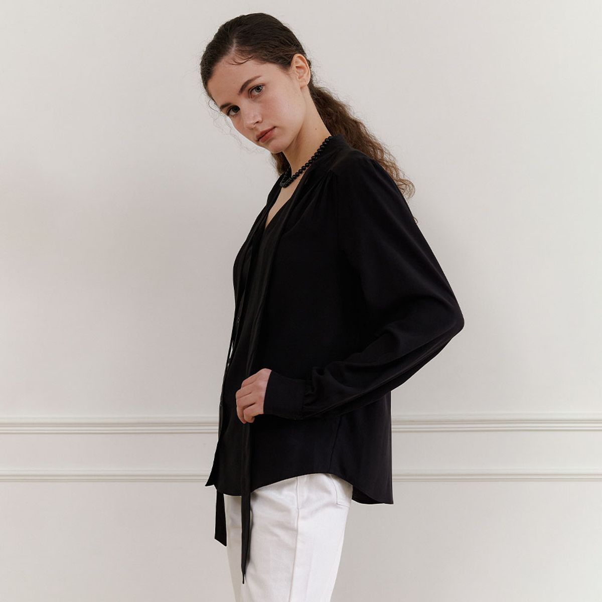 하우스 오브 폰드(HOUSE OF POND) Tied v neck blouse (Black)