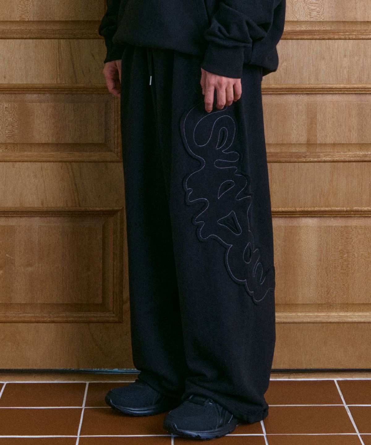 피스메이커(PIECE MAKER) TS LOGO APPLIQUE SWEAT PANTS (BLACK)
