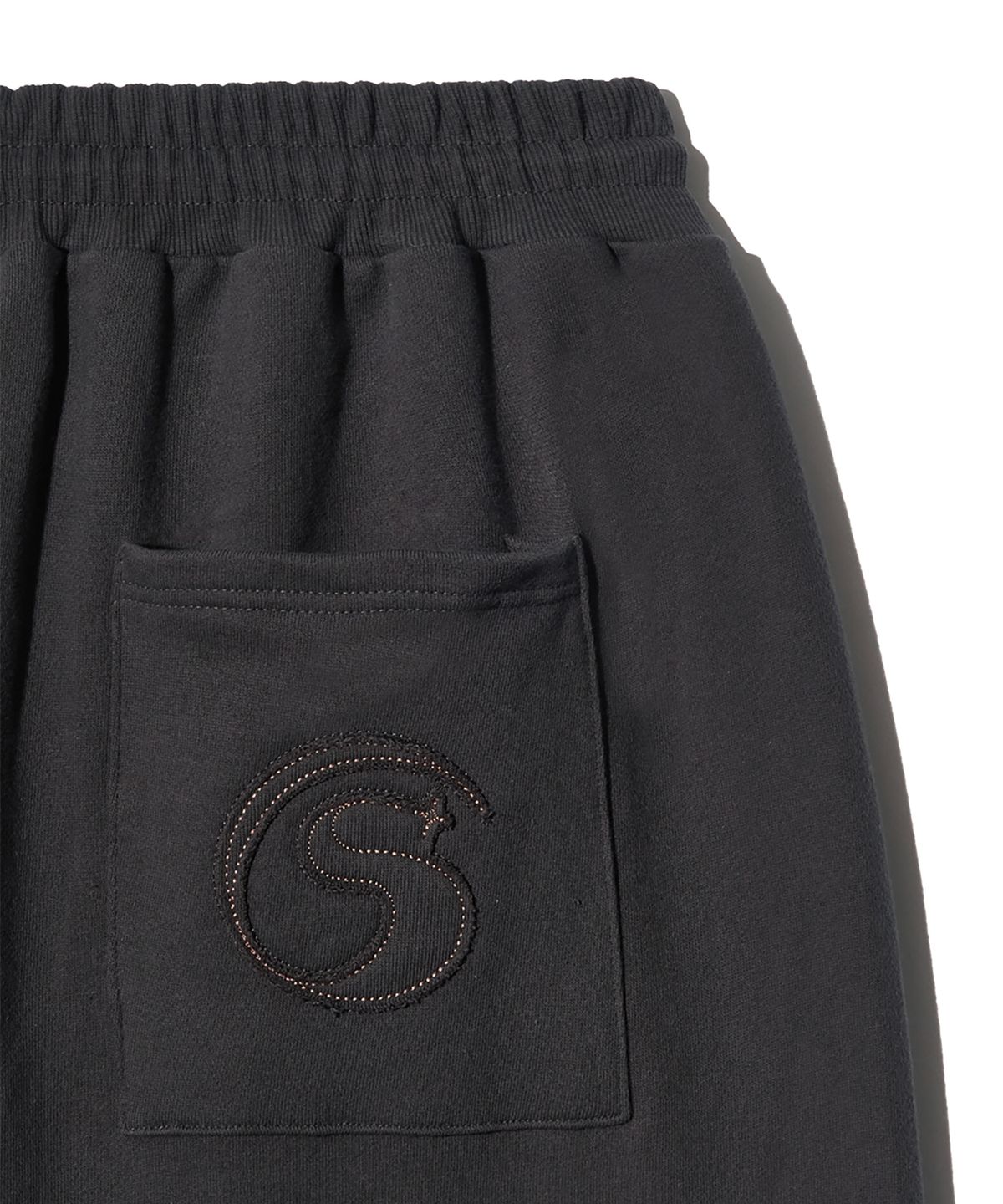 피스메이커(PIECE MAKER) TS LOGO APPLIQUE SWEAT PANTS (CHARCOAL)