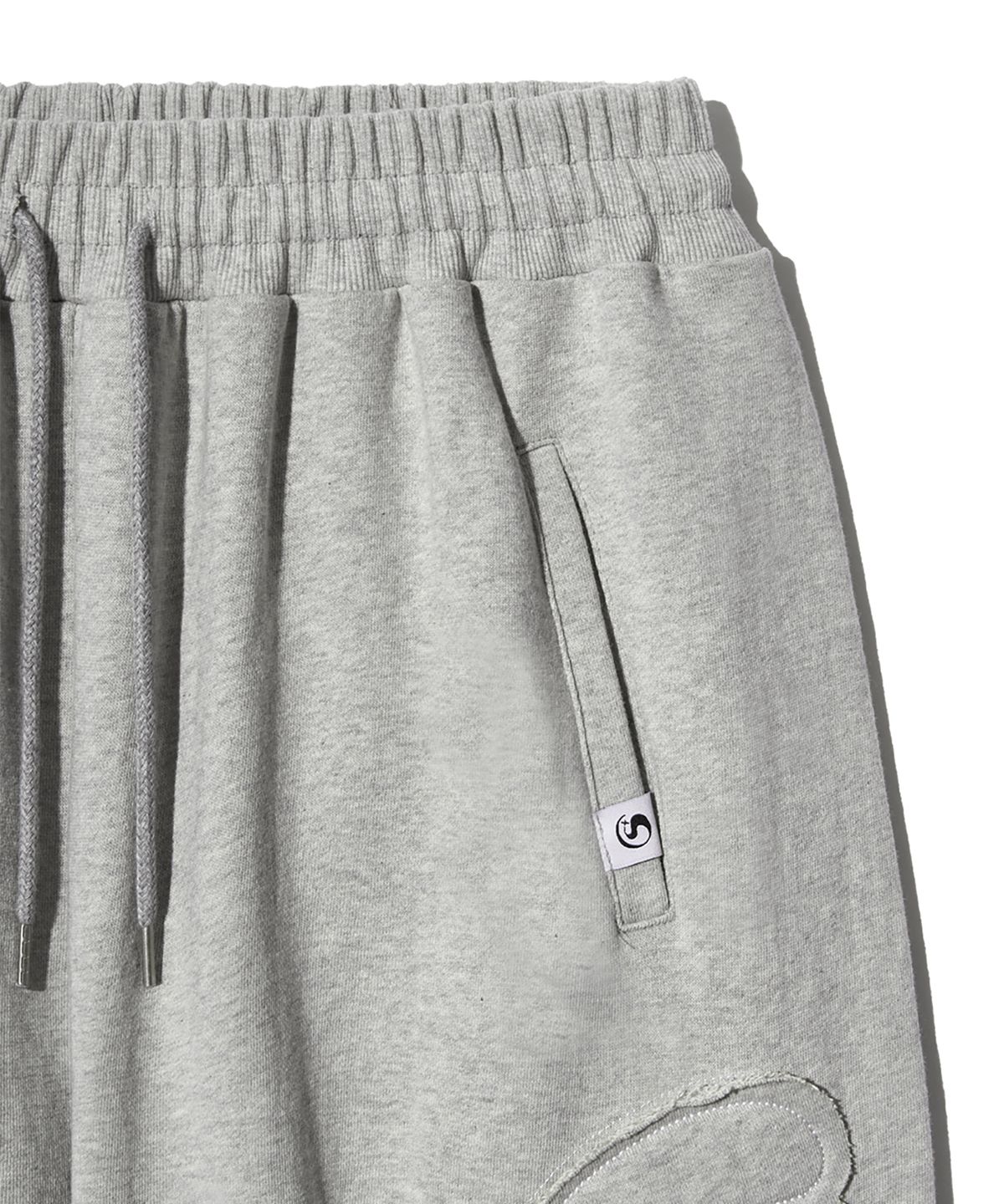 피스메이커(PIECE MAKER) TS LOGO APPLIQUE SWEAT PANTS (GREY)
