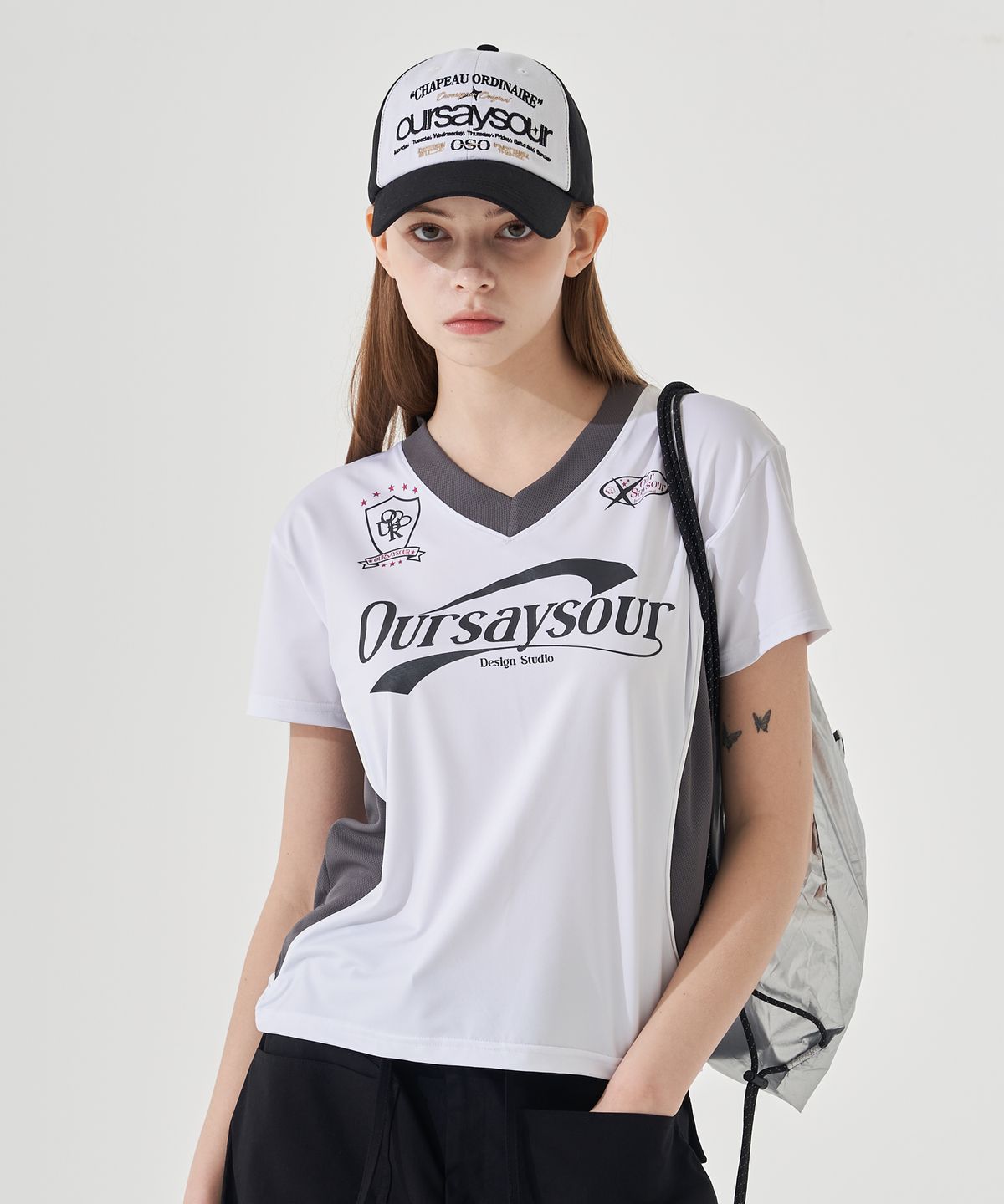 아워세이아워(OURSAYSOUR) 스포티 절개 배색 파이핑 반팔티셔츠 화이트/챠콜