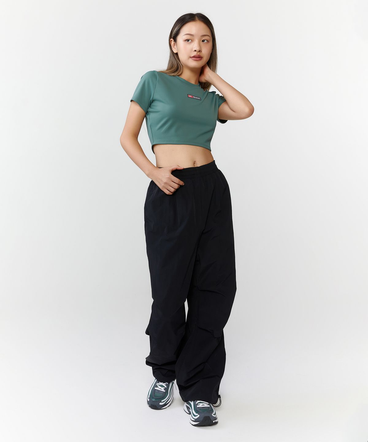 리복(REEBOK) 럭스 볼드 크롭 반팔 티셔츠 (W) - 올리브 / 100076117