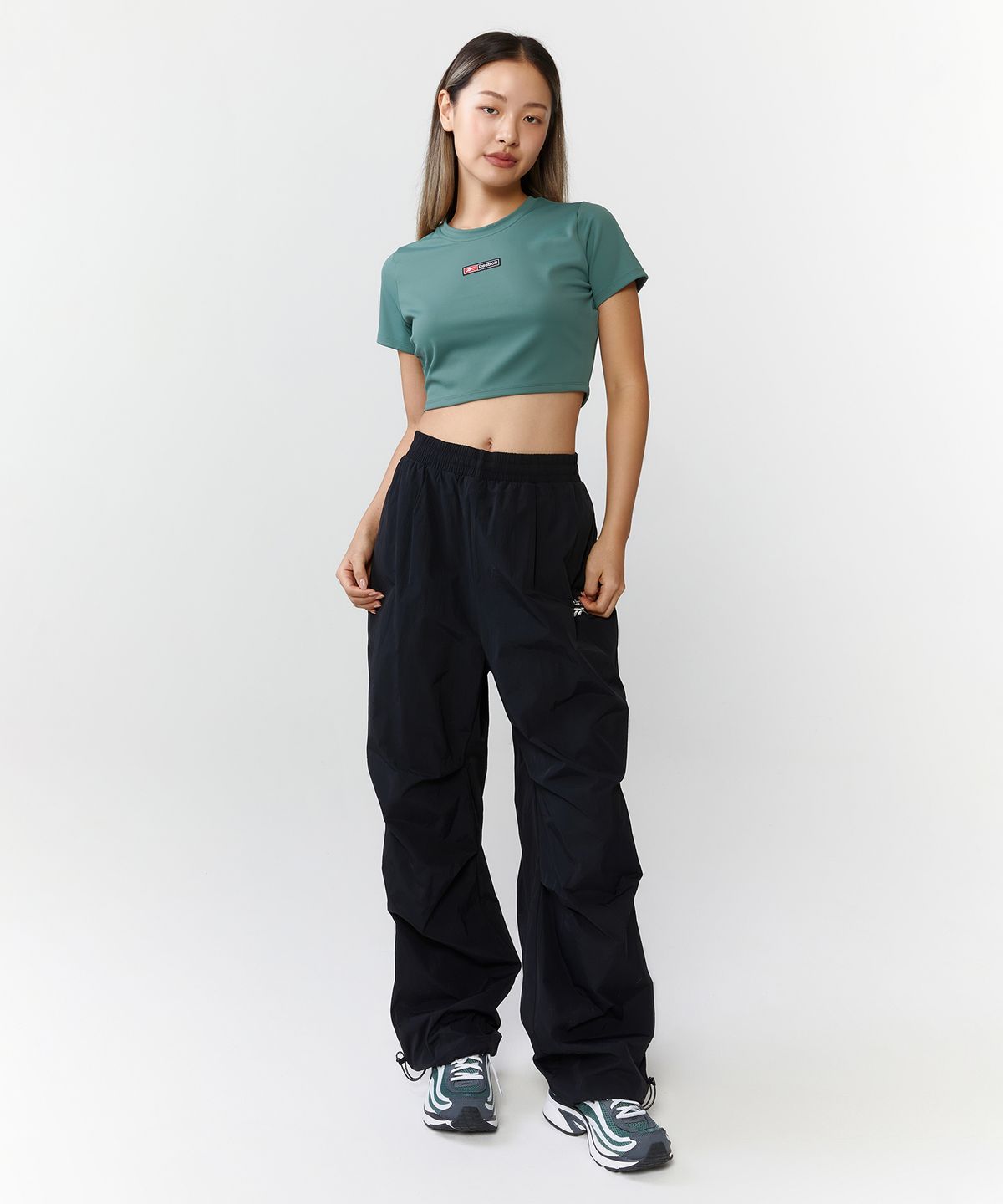 리복(REEBOK) 럭스 볼드 크롭 반팔 티셔츠 (W) - 올리브 / 100076117