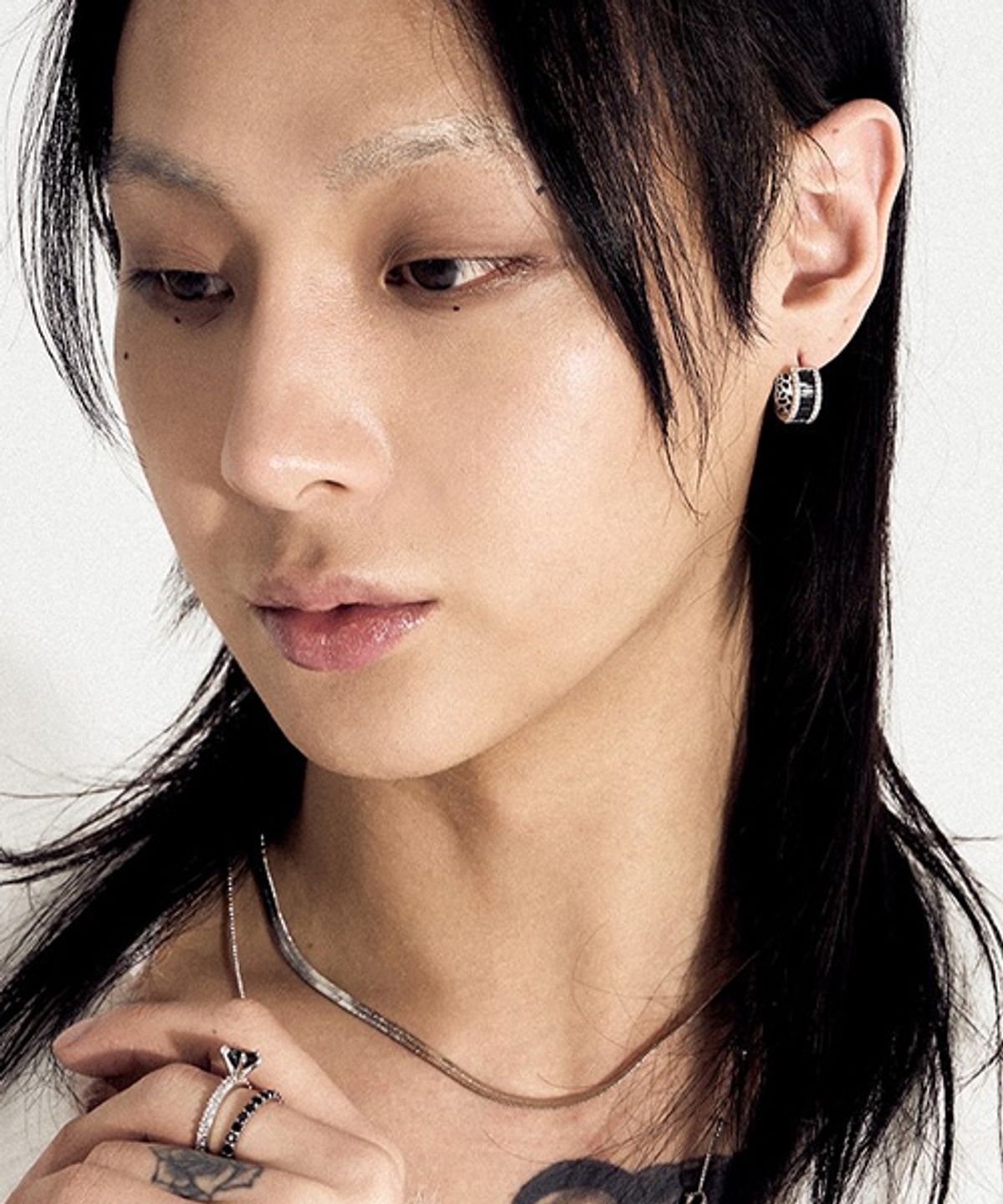 블랙 퍼플(BLACK PURPLE) 크리스탈 유리조각 미니 링 귀걸이_블랙 Crystal Glass Piece Mini Ring Earrings_Black