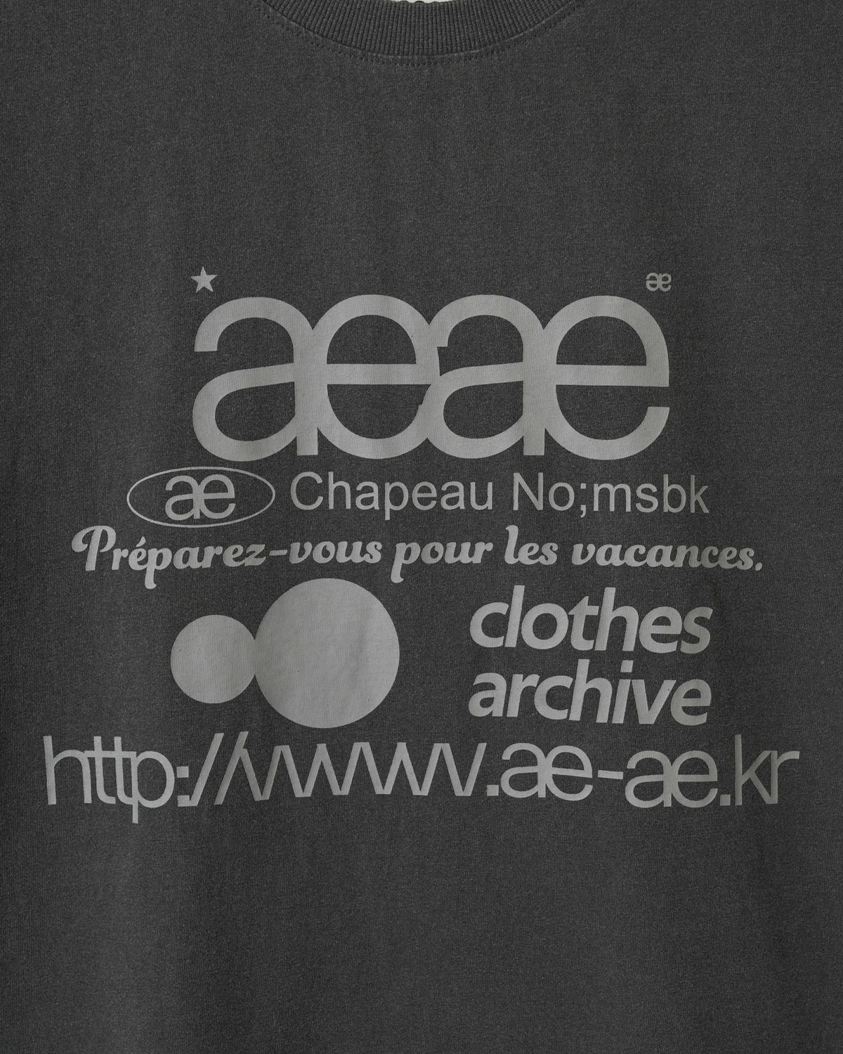 에이이에이이(AEAE) WEB LOGO T-SHIRTS [PIGMENT BLACK]