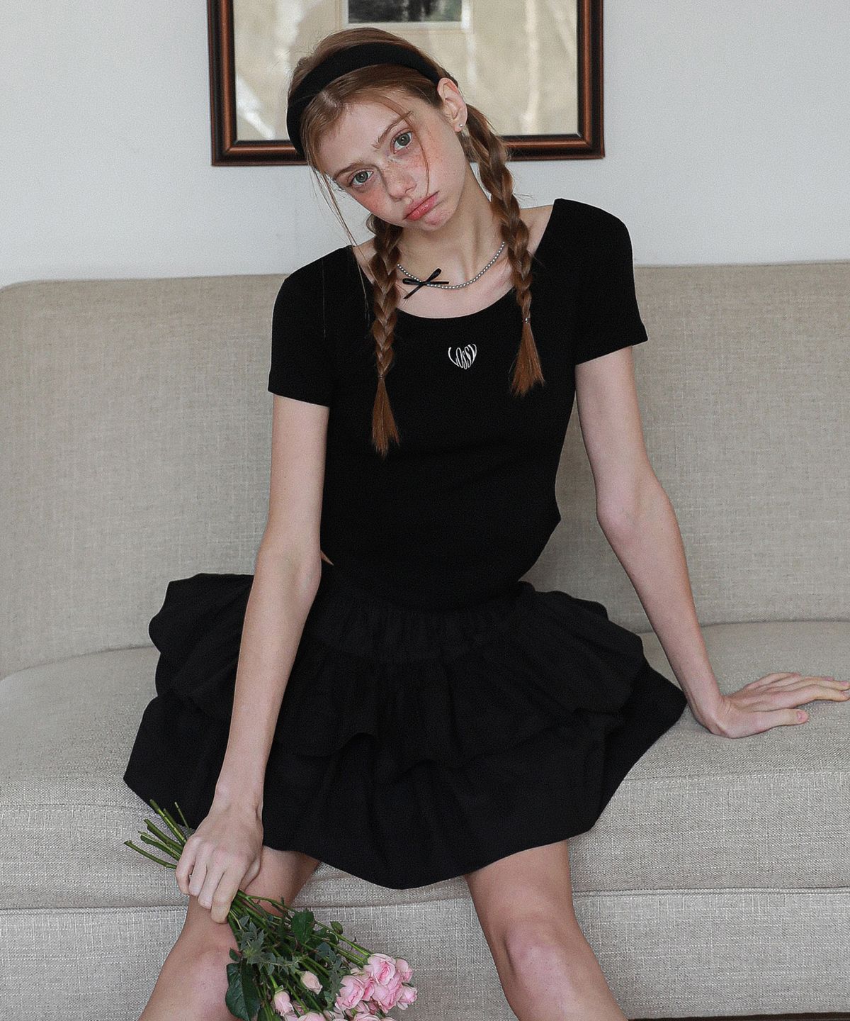 로시로우(LOSSYROW) Fitted U-neck Short Sleeve  Black