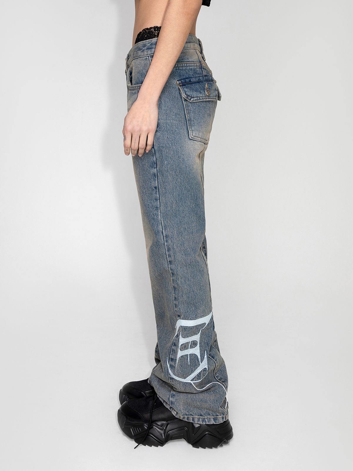 와이이이엘(YEEL) SIDE LOGO BOOTS CUT PANTS LIGHT BLUE