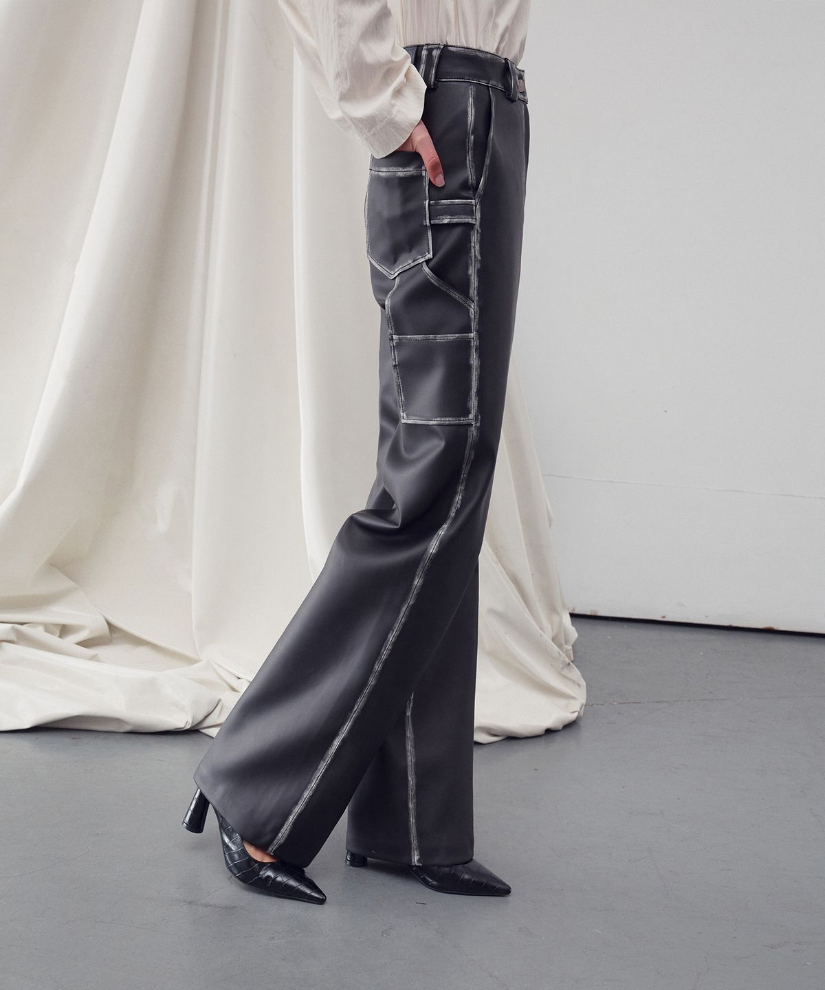 리이(RE RHEE) FAUX LEATHER WASHED STRAIGHT PANTS