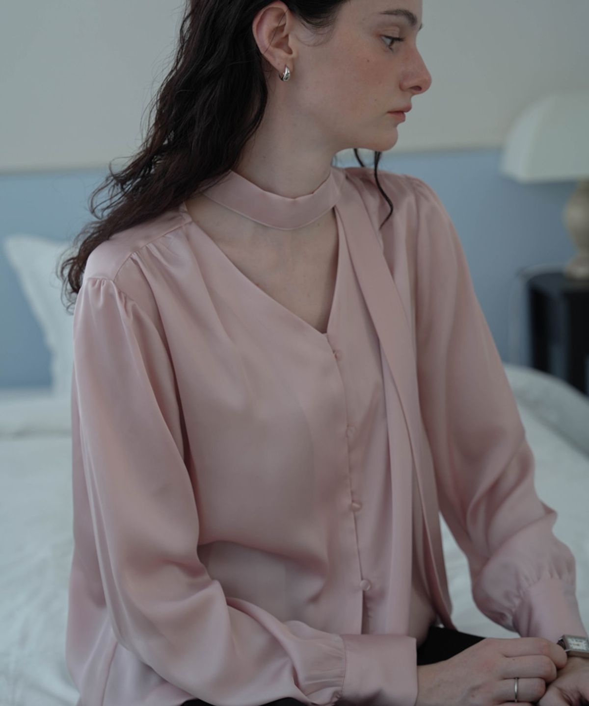 드헤베(DEHEVE) Camila Tie Silky Blouse [Pink]